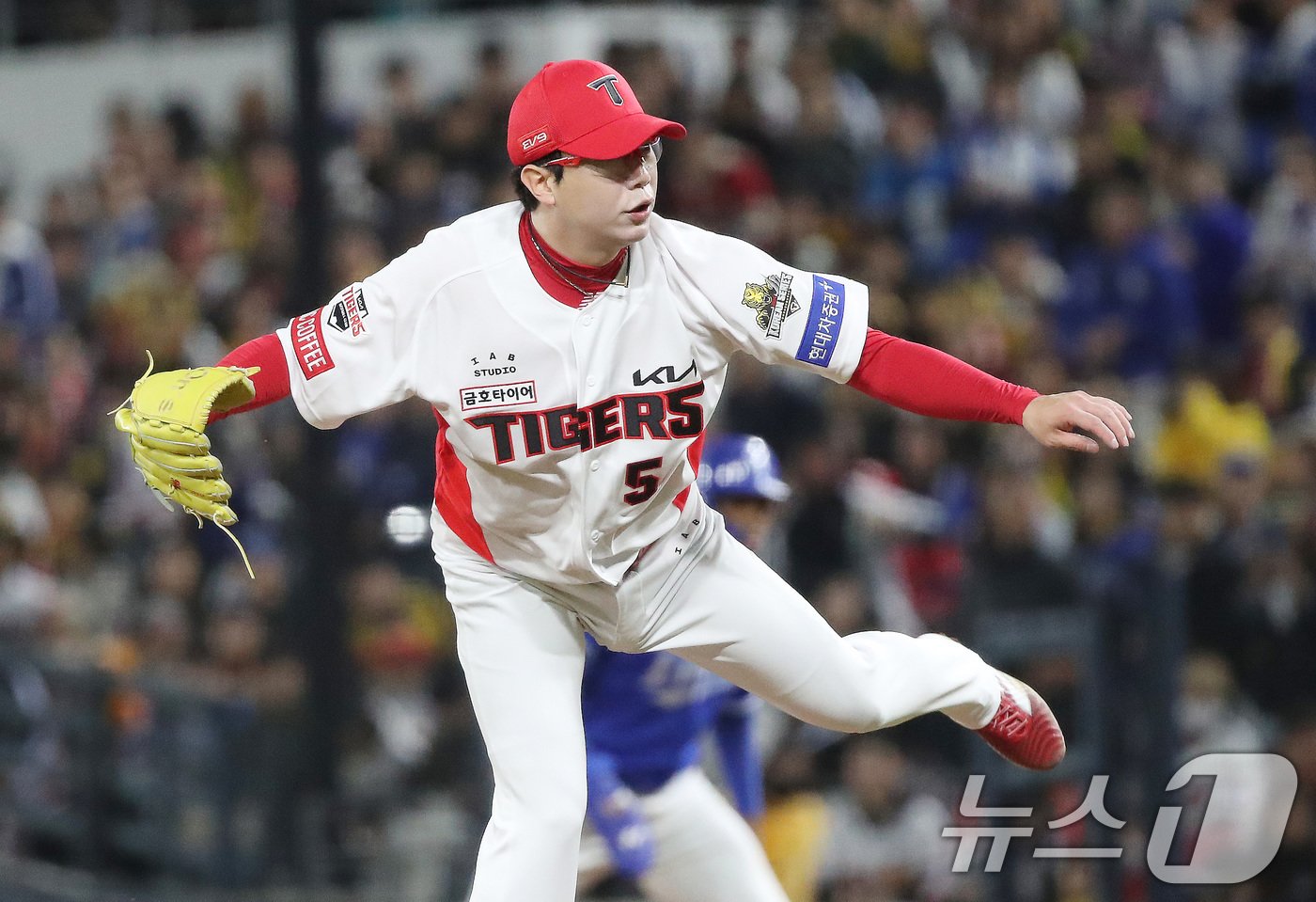 23일 오후 광주 북구 기아챔피언스필드에서 열린 프로야구 &#39;2024 신한 SOL 뱅크 KBO 포스트시즌&#39; 한국시리즈 2차전 삼성 라이온즈와 KIA 타이거즈의 경기에서 KIA 양현종이 역투하고 있다. 2024.10.23/뉴스1 ⓒ News1 임세영 기자