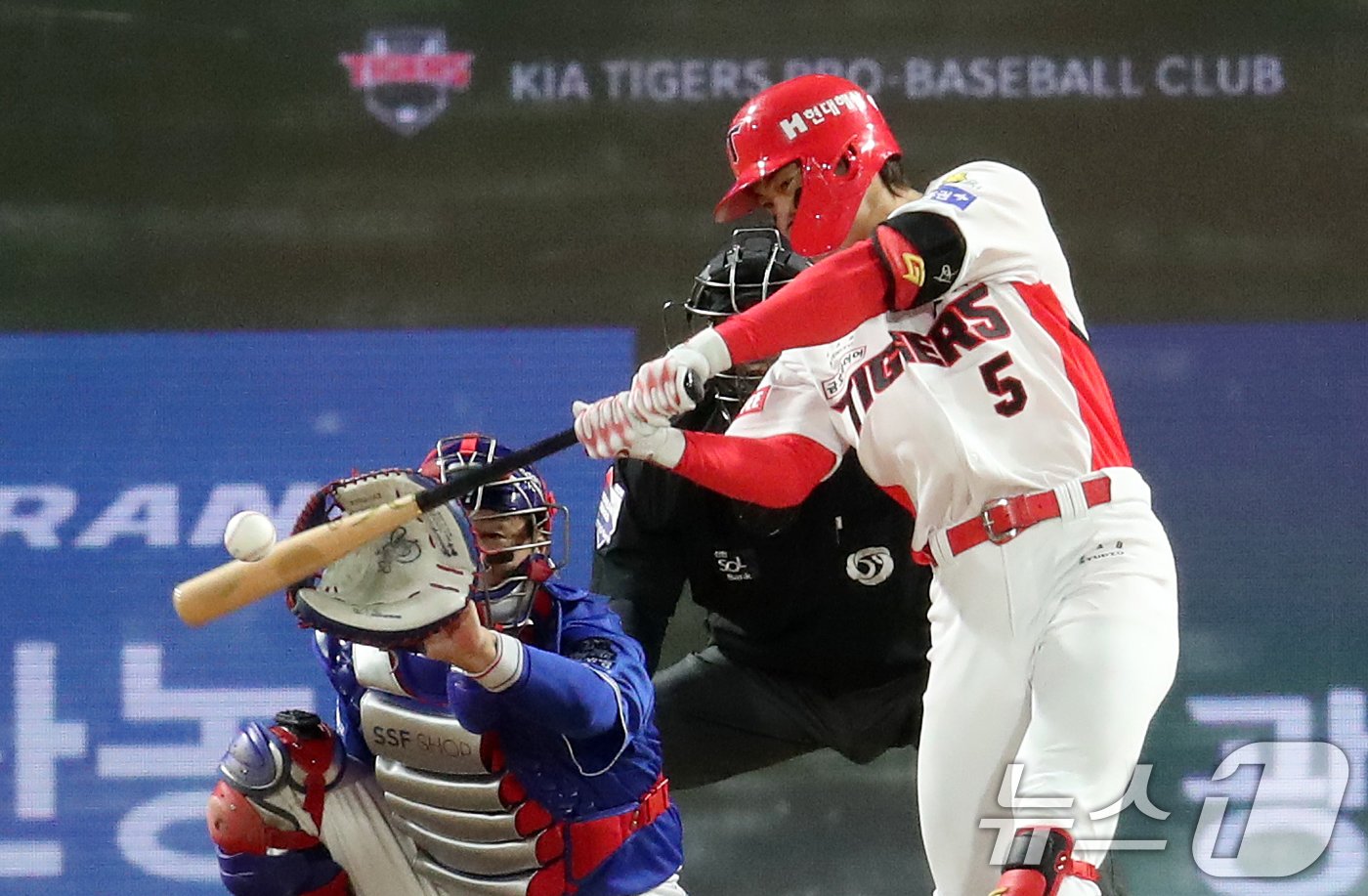 23일 오후 광주 기아챔피언스필드에서 열린 프로야구 &#39;2024 신한 SOL 뱅크 KBO 포스트시즌&#39; 한국시리즈 2차전 삼성 라이온즈와 KIA 타이거즈의 경기, 2회말 기아 공격 2사에서 KIA 김도영이 솔로 홈런을 쏘아올리고 있다. 2024.10.23/뉴스1 ⓒ News1 오대일 기자