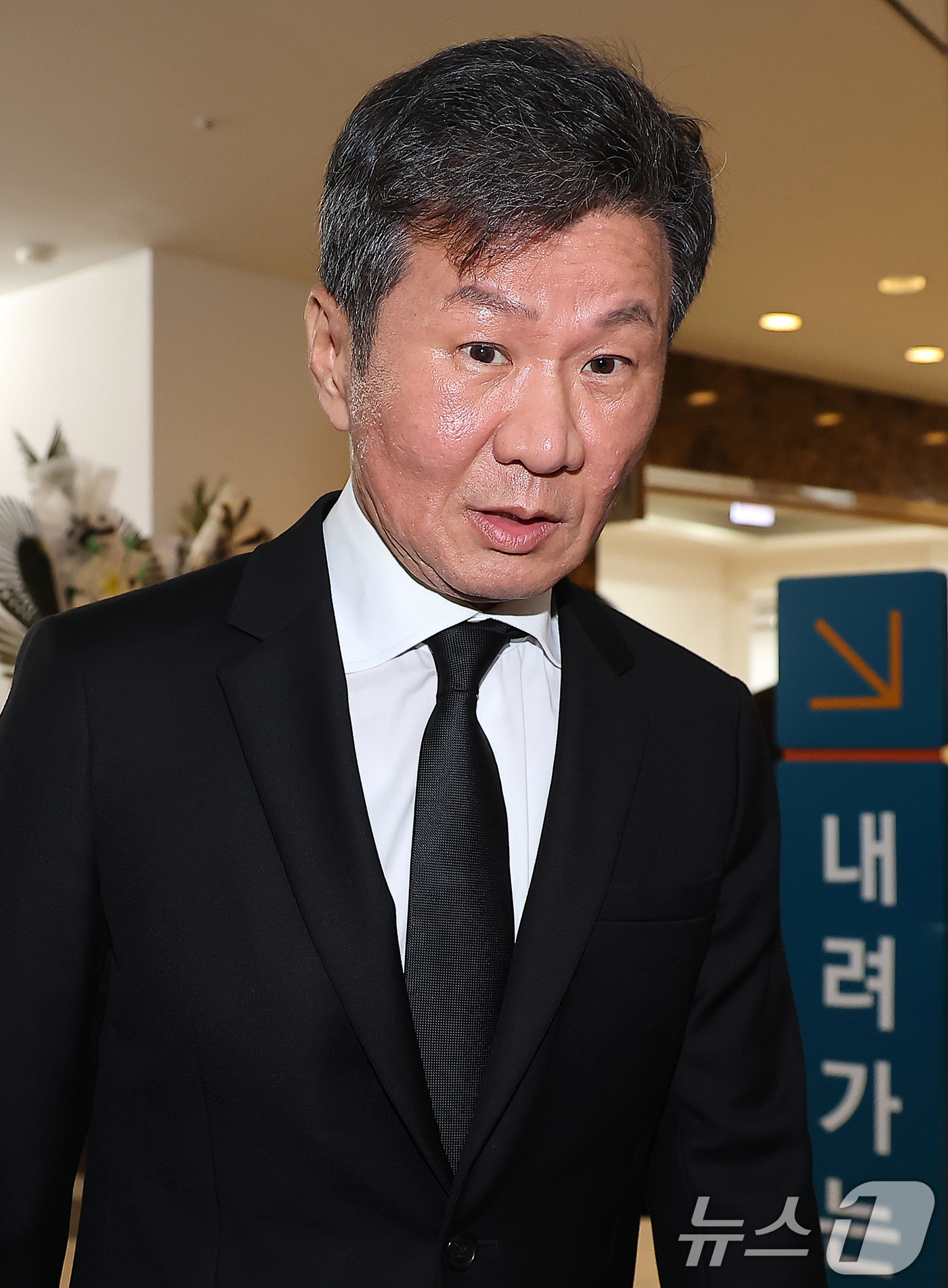 (서울=뉴스1) 김진환 기자 = 정몽규 대한축구협회장이 23일 오후 서울 송파구 아산병원 장례식장에 마련된 고(故) 이상득 전 의원을 조문한 뒤 빈소를 빠져나가고 있다.제17대 국 …