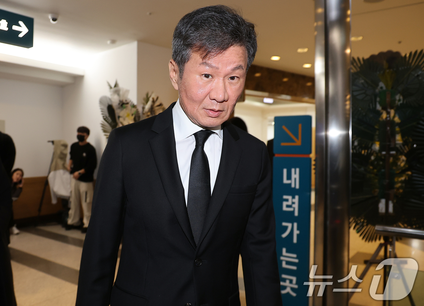 (서울=뉴스1) 김진환 기자 = 정몽규 대한축구협회장이 23일 오후 서울 송파구 아산병원 장례식장에 마련된 고(故) 이상득 전 의원을 조문한 뒤 빈소를 빠져나가고 있다.제17대 국 …