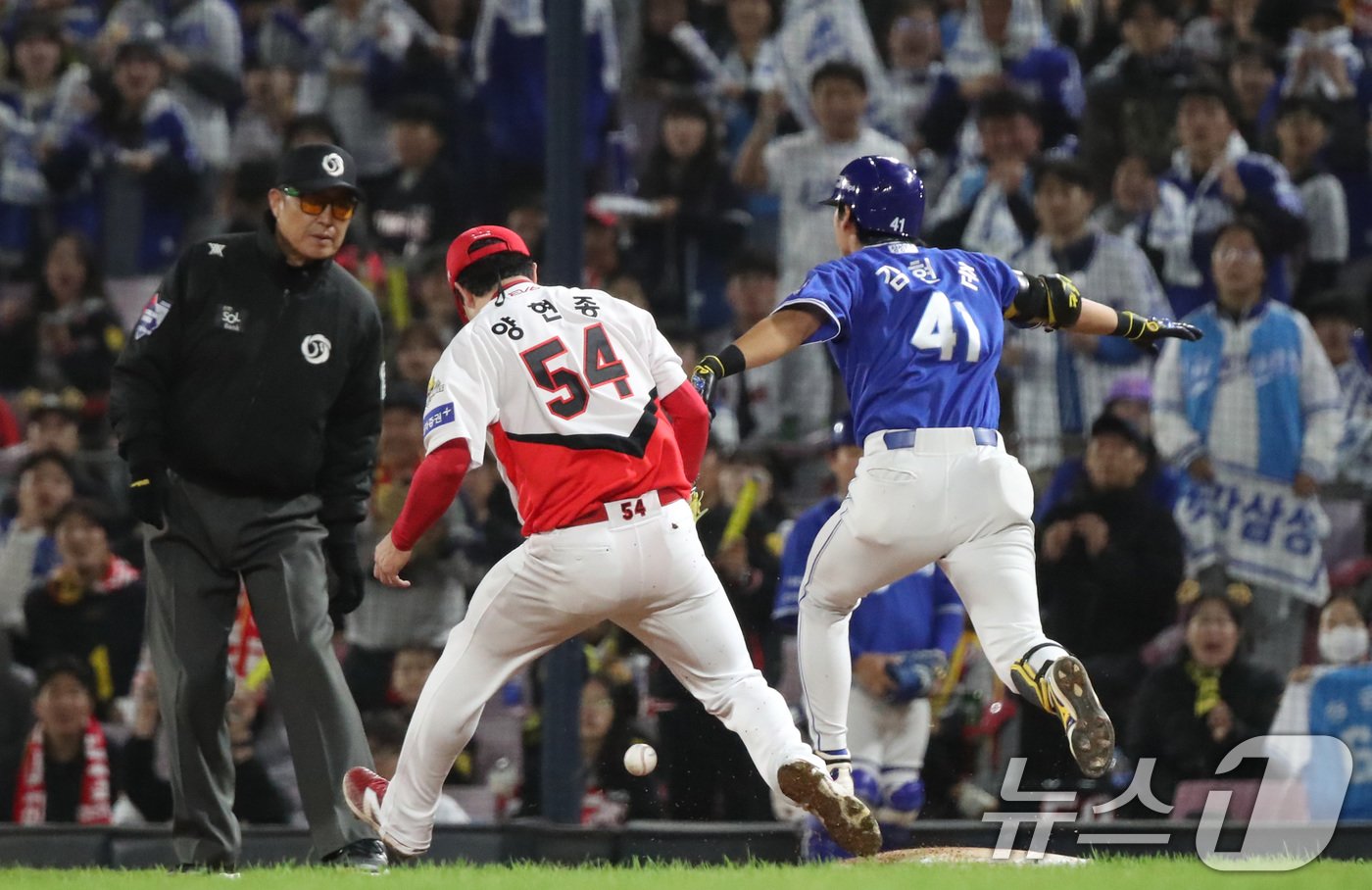 23일 오후 광주 북구 기아챔피언스필드에서 열린 프로야구 &#39;2024 신한 SOL 뱅크 KBO 포스트시즌&#39; 한국시리즈 2차전 삼성 라이온즈와 KIA 타이거즈의 경기 4회초 2사 1루 상황 KIA 양현종이 1루수 이우성의 송구를 놓치고 있다. 2024.10.23/뉴스1 ⓒ News1 임세영 기자