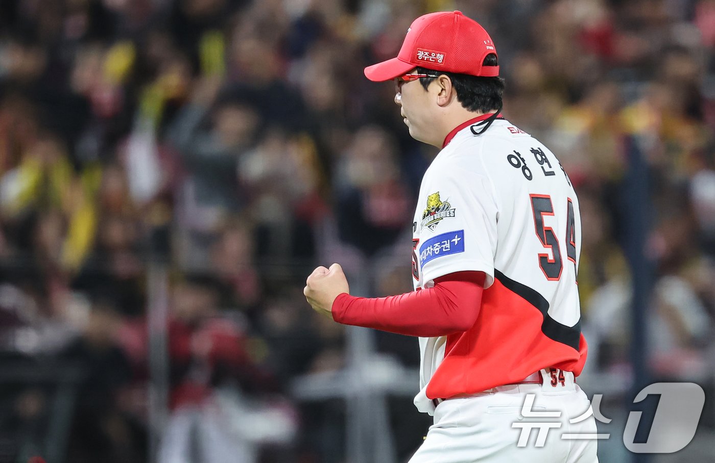 본문 이미지 - 23일 오후 광주 북구 기아챔피언스필드에서 열린 프로야구 '2024 신한 SOL 뱅크 KBO 포스트시즌' 한국시리즈 2차전 삼성 라이온즈와 KIA 타이거즈의 경기, KIA 선발투수 양현종이 6회초를 무실점 마무리 한 뒤 주먹을 쥐고 있다. 2024.10.23/뉴스1 ⓒ News1 김도우 기자