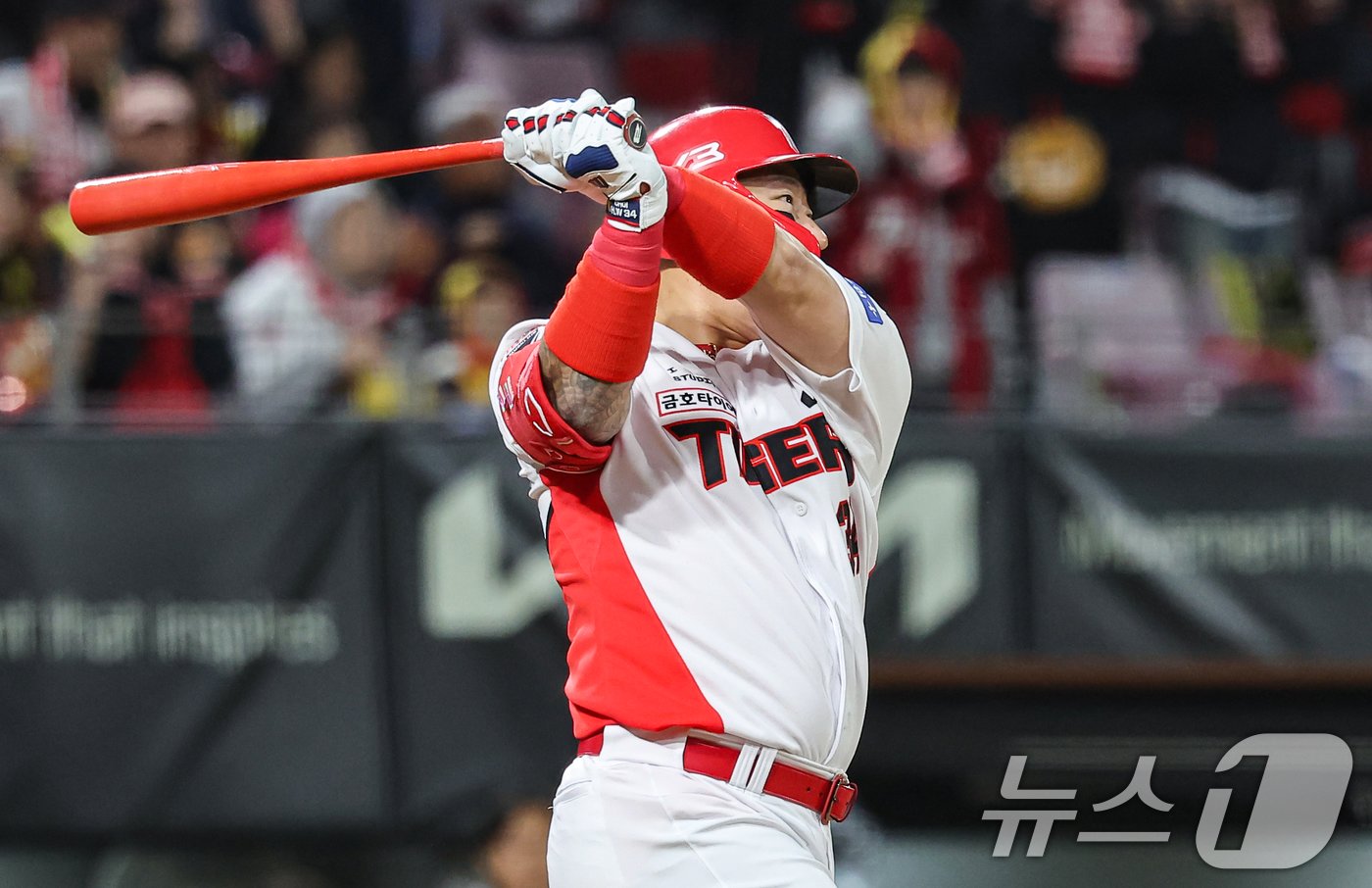 23일 오후 광주 북구 기아챔피언스필드에서 열린 프로야구 &#39;2024 신한 SOL 뱅크 KBO 포스트시즌&#39; 한국시리즈 2차전 삼성 라이온즈와 KIA 타이거즈의 경기, 5회말 1사 주자없는 상황에서 KIA 최형우가 2루타를 치고 있다. KIA 최형우는 이번 2루타로 KS 통산 최다 2루타 신기록을 세웠다. 2024.10.23/뉴스1 ⓒ News1 김도우 기자