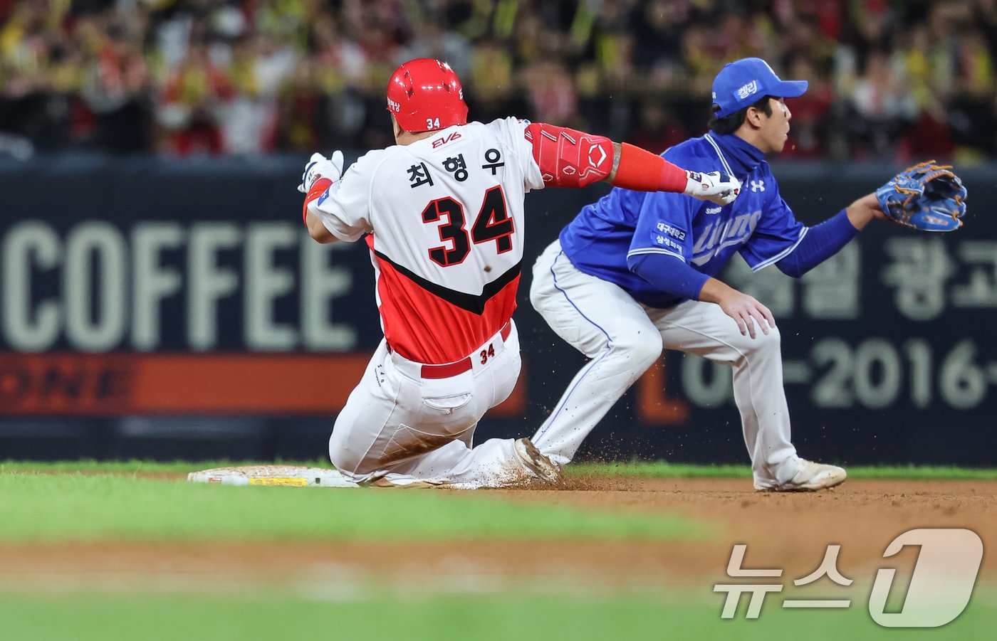 본문 이미지 - 23일 오후 광주 북구 기아챔피언스필드에서 열린 프로야구 '2024 신한 SOL 뱅크 KBO 포스트시즌' 한국시리즈 2차전 삼성 라이온즈와 KIA 타이거즈의 경기, 5회말 1사 주자없는 상황에서 KIA 최형우가 안타를 치고 2로 향하고 있다. KIA 최형우는 이번 2루타로 KS 통산 최다 2루타 신기록을 세웠다. 2024.10.23/뉴스1 ⓒ News1 김도우 기자