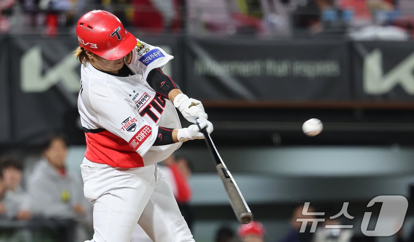 23일 오후 광주 북구 기아챔피언스필드에서 열린 프로야구 &#39;2024 신한 SOL 뱅크 KBO 포스트시즌&#39; 한국시리즈 2차전 삼성 라이온즈와 KIA 타이거즈의 경기, 5회말 1사 주자 1,3루 상황에서 KIA 김선빈이 1타점 희생플라이를 치고 있다. 2024.10.23/뉴스1 ⓒ News1 김도우 기자