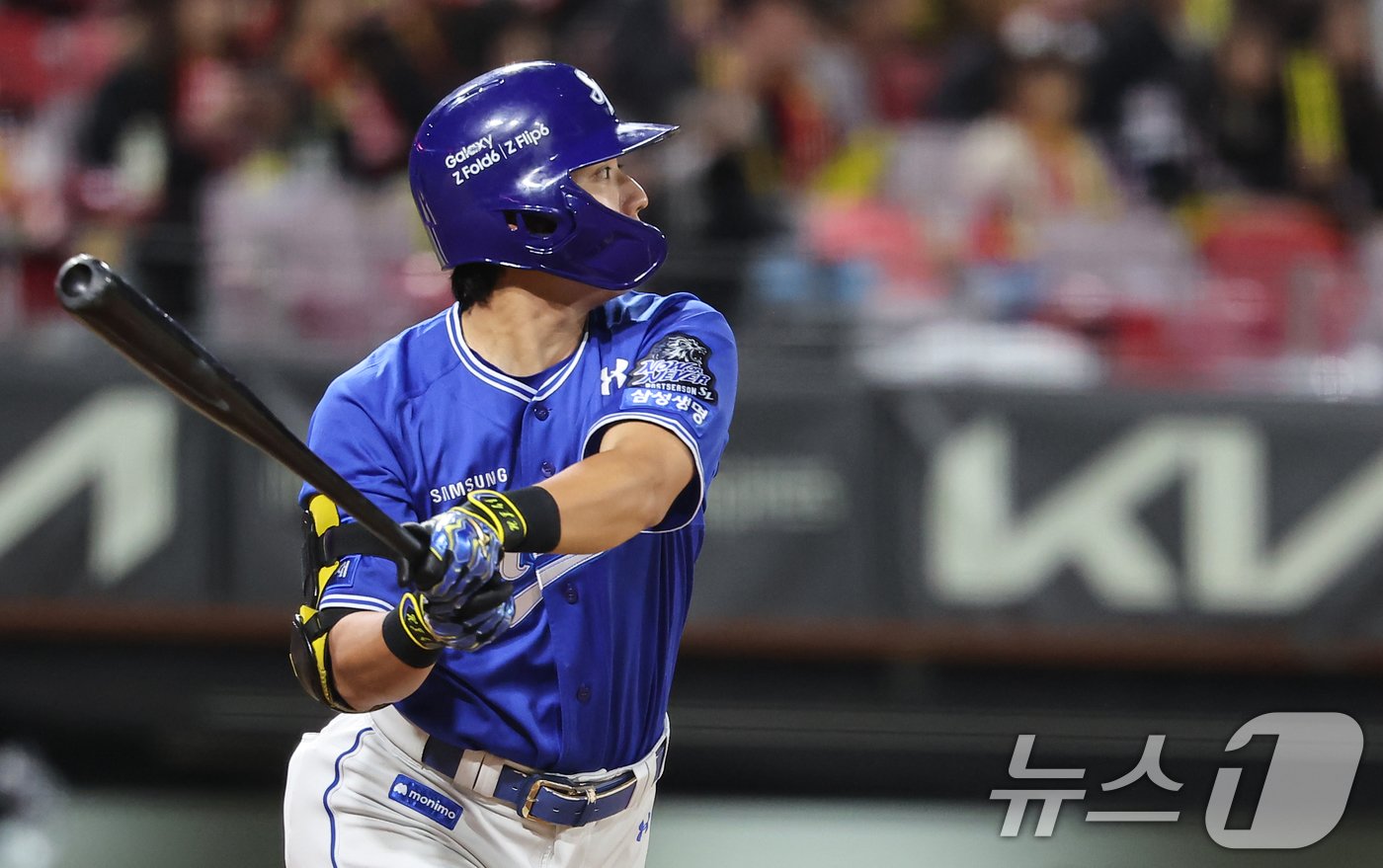 본문 이미지 - 23일 오후 광주 북구 기아챔피언스필드에서 열린 프로야구 '2024 신한 SOL 뱅크 KBO 포스트시즌' 한국시리즈 2차전 삼성 라이온즈와 KIA 타이거즈의 경기, 6회초 1사 1,2루 상황에서 삼성 김현준이 1타점 적시타를 치고 있다. 2024.10.23/뉴스1 ⓒ News1 김도우 기자