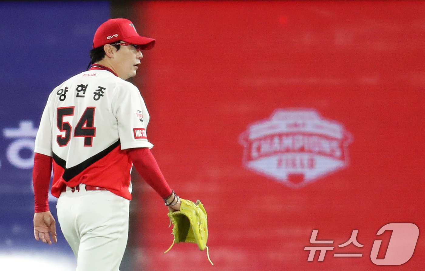 23일 오후 광주 기아챔피언스필드에서 열린 프로야구 &#39;2024 신한 SOL 뱅크 KBO 포스트시즌&#39; 한국시리즈 2차전 삼성 라이온즈와 KIA 타이거즈의 경기, 6회초 강판된 기아 선발투수 양현종이 마운드를 내려가고 있다, 2024.10.23/뉴스1 ⓒ News1 오대일 기자