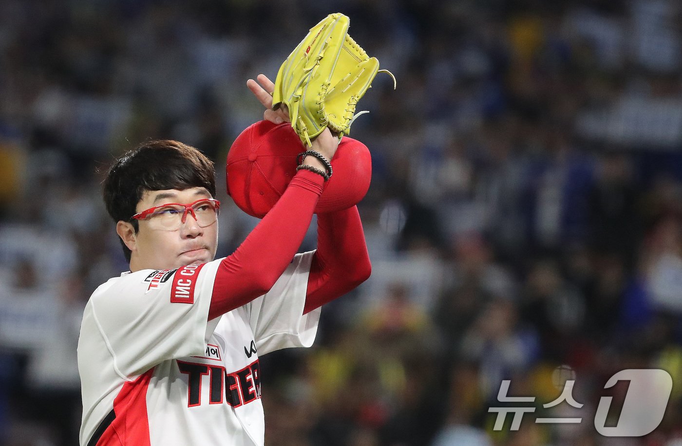 본문 이미지 - 23일 오후 광주 북구 기아챔피언스필드에서 열린 프로야구 '2024 신한 SOL 뱅크 KBO 포스트시즌' 한국시리즈 2차전 삼성 라이온즈와 KIA 타이거즈의 경기, 6회초 1사 1,2루 상황 KIA 양현종이 삼성 김현준에게 1타점 적시타를 허용하고 마운드를 내려가며 관중들에게 인사를 하고 있다. 2024.10.23/뉴스1 ⓒ News1 임세영 기자