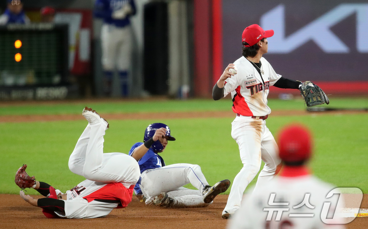 (광주=뉴스1) 오대일 기자 = 23일 오후 광주 기아챔피언스필드에서 열린 프로야구 '2024 신한 SOL 뱅크 KBO 포스트시즌' 한국시리즈 2차전 삼성 라이온즈와 KIA 타이거 …