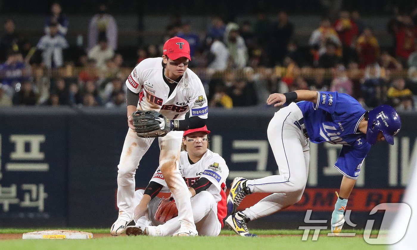 23일 오후 광주 기아챔피언스필드에서 열린 프로야구 &#39;2024 신한 SOL 뱅크 KBO 포스트시즌&#39; 한국시리즈 2차전 삼성 라이온즈와 KIA 타이거즈의 경기, 6회초 삼성 공격 1사 1,2루 상황에서 기아 유격수 박찬호가 김지찬의 땅볼 타구를 잡아 2루주자를 포스아웃시키고 있다. 2024.10.23/뉴스1 ⓒ News1 임세영 기자