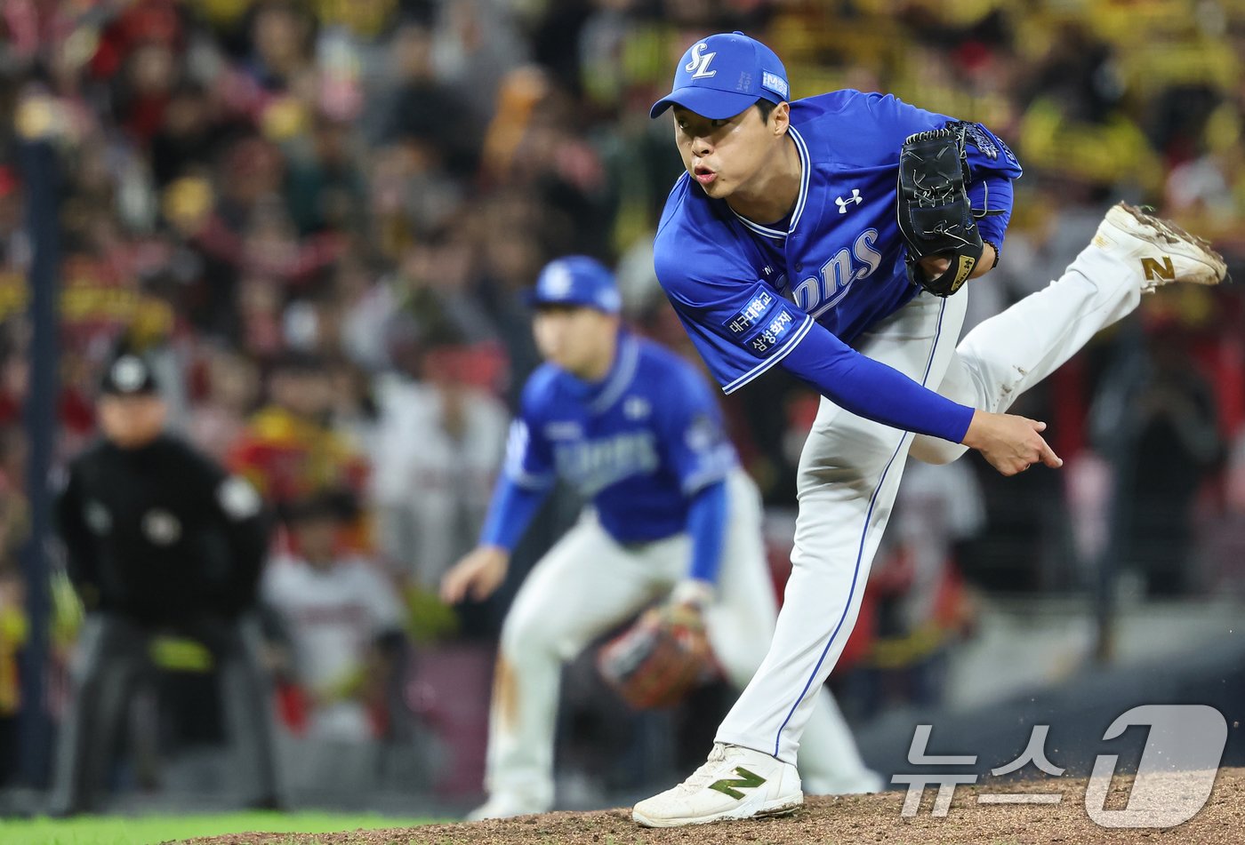 23일 오후 광주 북구 기아챔피언스필드에서 열린 프로야구 &#39;2024 신한 SOL 뱅크 KBO 포스트시즌&#39; 한국시리즈 2차전 삼성 라이온즈와 KIA 타이거즈의 경기, 6회말 2사 2루 상황 KIA 소크라테스 타석때 등판해 역투하고 있다. 2024.10.23/뉴스1 ⓒ News1 김도우 기자