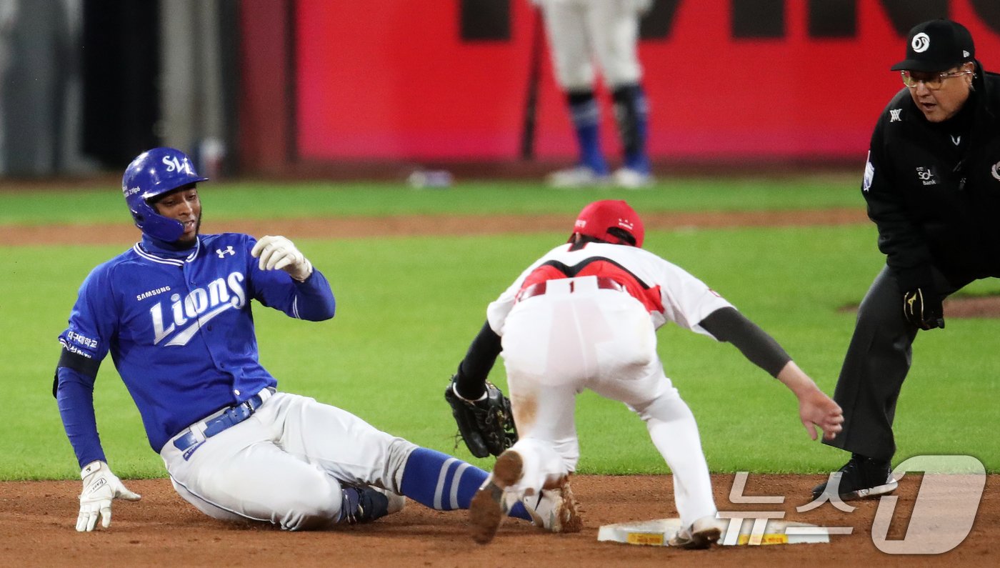 23일 오후 광주 기아챔피언스필드에서 열린 프로야구 &#39;2024 신한 SOL 뱅크 KBO 포스트시즌&#39; 한국시리즈 2차전 삼성 라이온즈와 KIA 타이거즈의 경기, 7회초 삼성 공격에서 선두타자 디아즈가 안타성 타구를 날린 후 2루에서 기아 유격수 박찬호에게 태그아웃 당하고 있다. 2024.10.23/뉴스1 ⓒ News1 오대일 기자