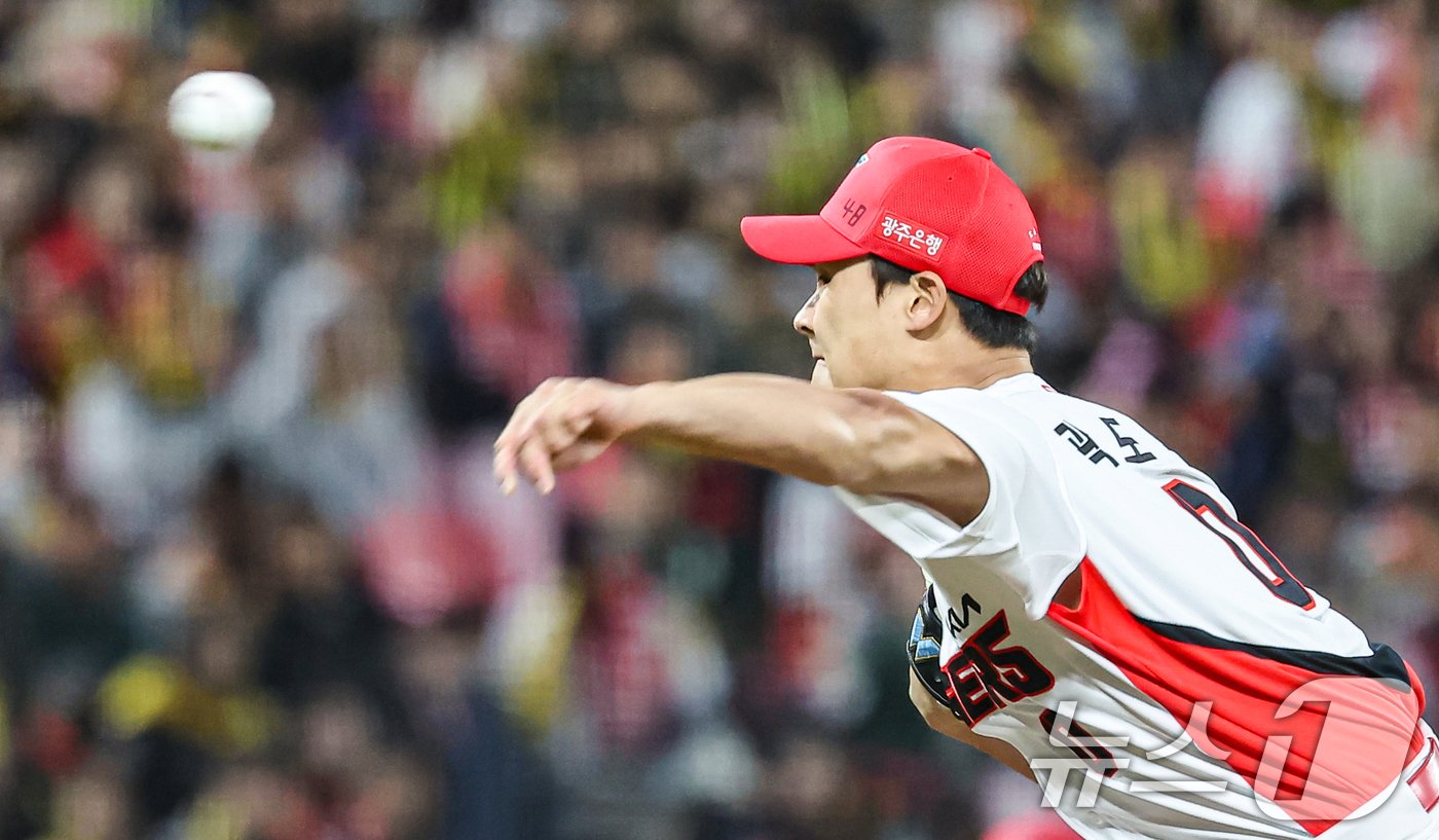 본문 이미지 - 23일 오후 광주 북구 기아챔피언스필드에서 열린 프로야구 &#39;2024 신한 SOL 뱅크 KBO 포스트시즌&#39; 한국시리즈 2차전 삼성 라이온즈와 KIA 타이거즈의 경기, 8회초 KIA 곽도규가 역투하고 있다. 2024.10.23/뉴스1 ⓒ News1 김도우 기자