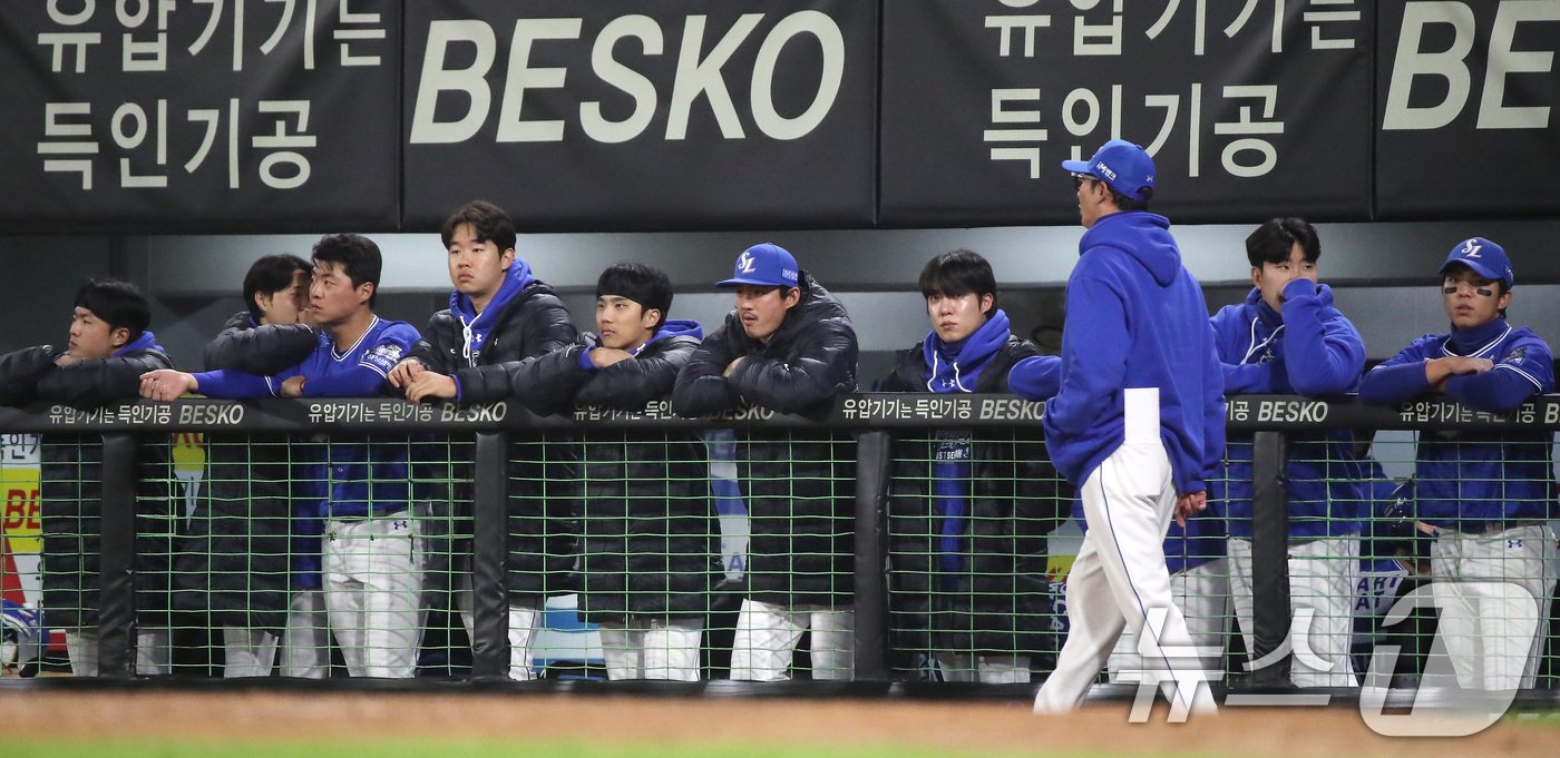 23일 오후 광주 기아챔피언스필드에서 열린 프로야구 &#39;2024 신한 SOL 뱅크 KBO 포스트시즌&#39; 한국시리즈 2차전 삼성 라이온즈와 KIA 타이거즈의 경기에서 삼성 선수들이 경기를 바라보고 있다. 2024.10.23/뉴스1 ⓒ News1 임세영 기자