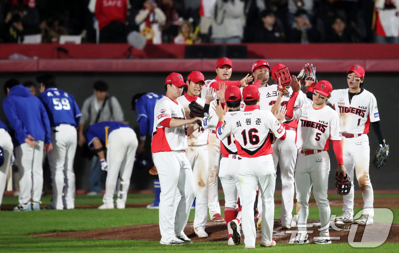 (광주=뉴스1) 오대일 기자 = 23일 오후 광주 기아챔피언스필드에서 열린 프로야구 '2024 신한 SOL 뱅크 KBO 포스트시즌' 한국시리즈 2차전 삼성 라이온즈와 KIA 타이거 …