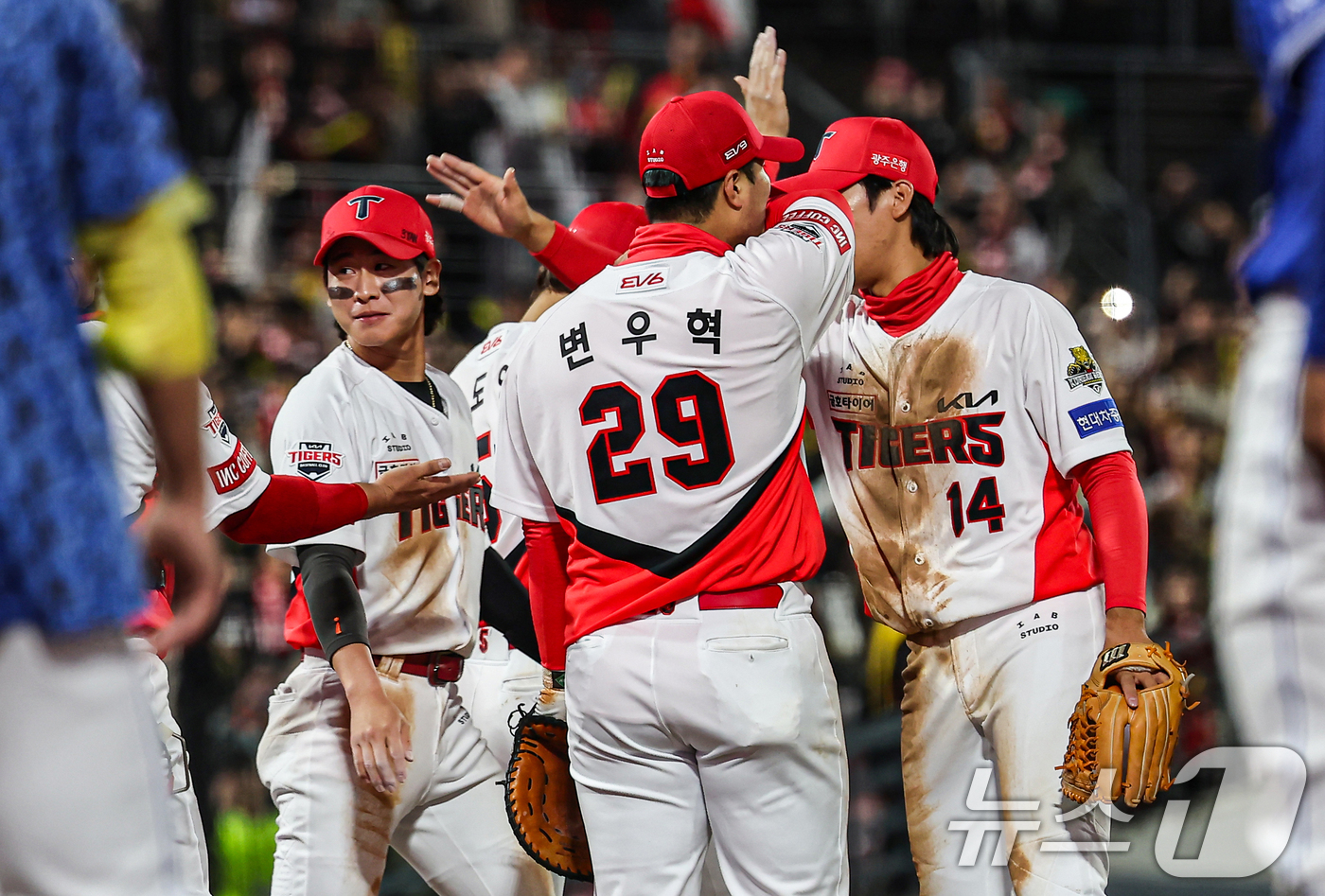 (광주=뉴스1) 김도우 기자 = 23일 오후 광주 북구 기아챔피언스필드에서 열린 프로야구 '2024 신한 SOL 뱅크 KBO 포스트시즌' 한국시리즈 2차전 삼성 라이온즈와 KIA …