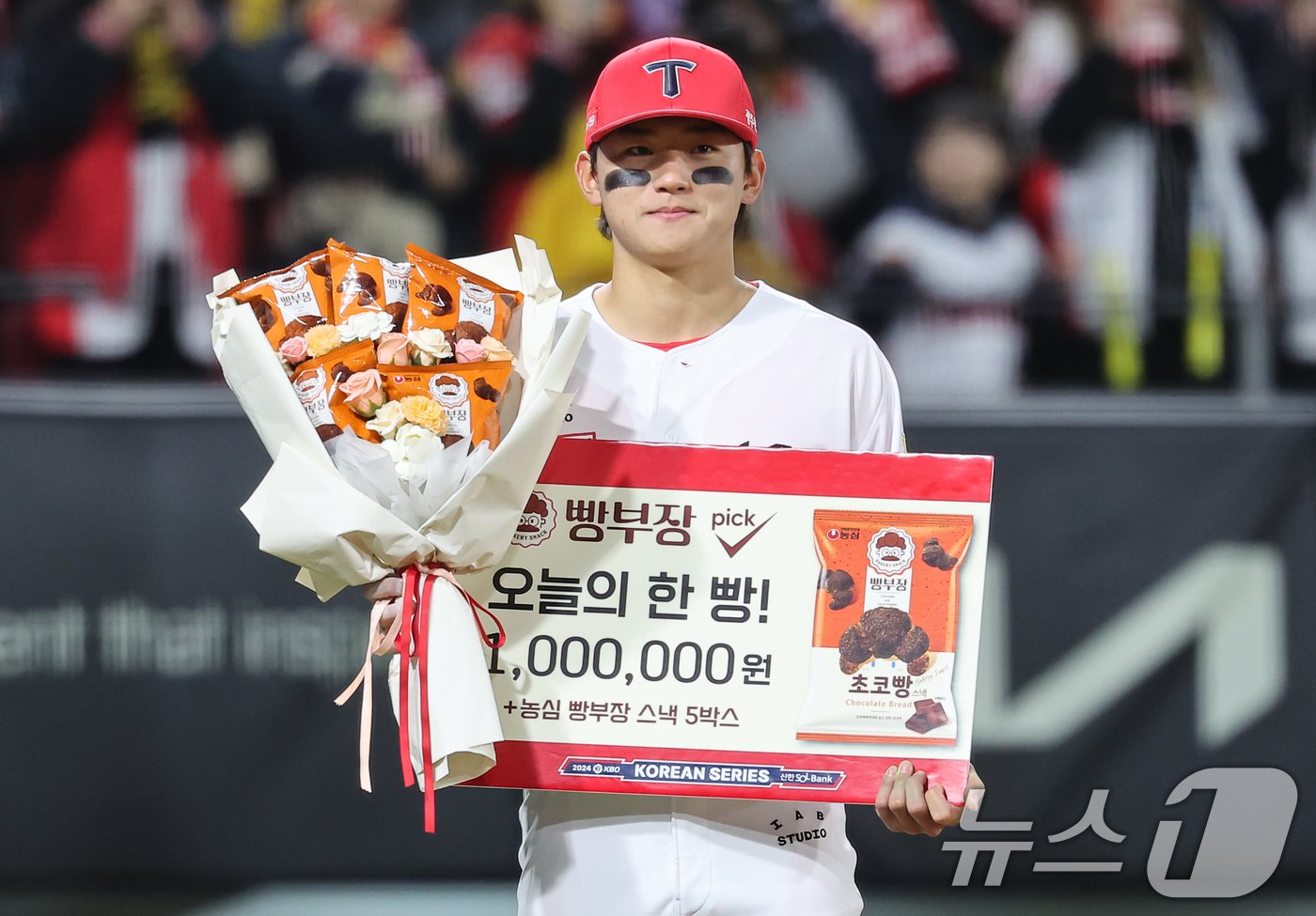 23일 오후 광주 북구 기아챔피언스필드에서 열린 프로야구 &#39;2024 신한 SOL 뱅크 KBO 포스트시즌&#39; 한국시리즈 2차전 삼성 라이온즈와 KIA 타이거즈의 경기, 2차전 결승타를 친 KIA 김도영이 오늘의 한빵을 수상한 뒤 기념촬영을 하고 있다. 2024.10.23/뉴스1 ⓒ News1 김도우 기자