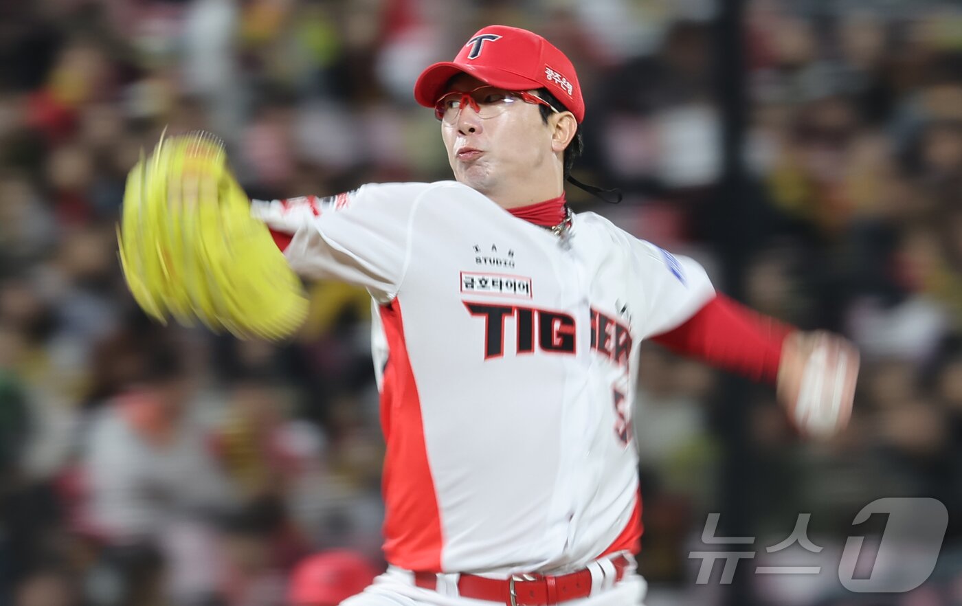 본문 이미지 - 23일 오후 광주 북구 기아챔피언스필드에서 열린 프로야구 '2024 신한 SOL 뱅크 KBO 포스트시즌' 한국시리즈 2차전 삼성 라이온즈와 KIA 타이거즈의 경기, KIA 선발투수 양현종이 역투하고 있다. 2024.10.23/뉴스1 ⓒ News1 김도우 기자