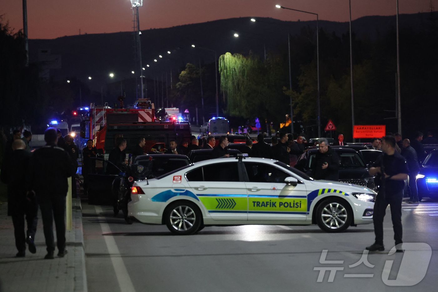 (AFP=뉴스1) 조소영 기자 = 23일(현지시간) 튀르키예 수도 앙카라 인근 마을 카라만카잔 소재 튀르키예 항공우주산업(TUSAS)에 테러 공격이 발생해 튀르키예 경찰이 인근 도 …