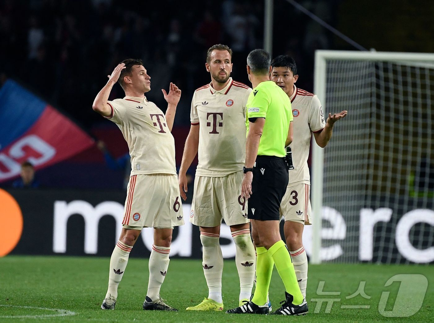 바이에른 뮌헨 김민재&#40;오른쪽&#41;가 24일&#40;한국시간&#41; 열린 2024-25 UEFA 챔피언스리그 바르셀로나전에서 전반 36분 역전 골을 허용한 뒤 주심에게 상대의 파울성 플레이에 항의하고 있다. ⓒ AFP=뉴스1ⓒ AFP=뉴스1