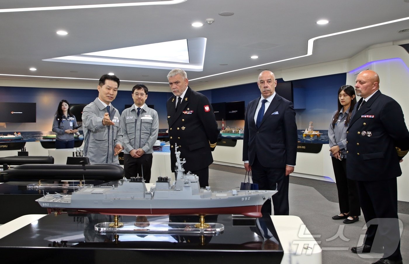 본문 이미지 - 토마스 슈브릭 폴란드 해군사관학교 교장(왼쪽 세번째) 일행이 지난 23일 한화오션 거제사업장을 방문, 생산 설비와 함정 건조 현장을 둘러보는 모습(한화오션 제공)