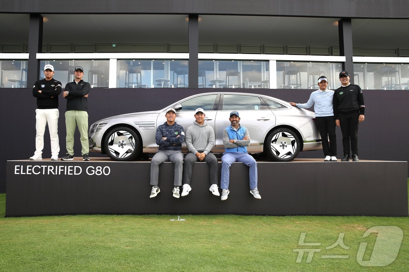 본문 이미지 -  KPGA·DP월드투어가 공동 주관하는 ‘2024 제네시스 챔피언십’이 개최된다. 우승자 부상으로 제공되는 제네시스 G80 전동화 모델과 (왼쪽부터) 장유빈, 귀도 밀리오치, 안병훈, 김주형, 파블로 라라사발, 박상현, 김민규 선수가 기념 촬영을 하는 모습(제네시스 제공)