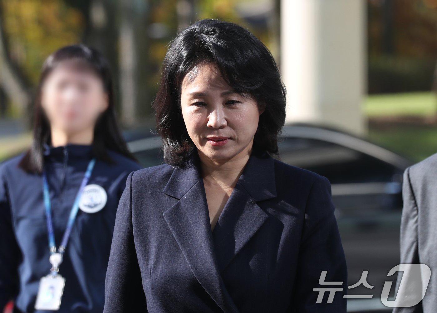 본문 이미지 - 공직선거법 위반 혐의로 불구속 기소된 더불어민주당 이재명 대표의 배우자 김혜경 씨가 24일 오전 경기 수원시 영통구 수원지방법원에서 열린 결심공판에 출석하고 있다. 2024.10.24/뉴스1 ⓒ News1 김영운 기자