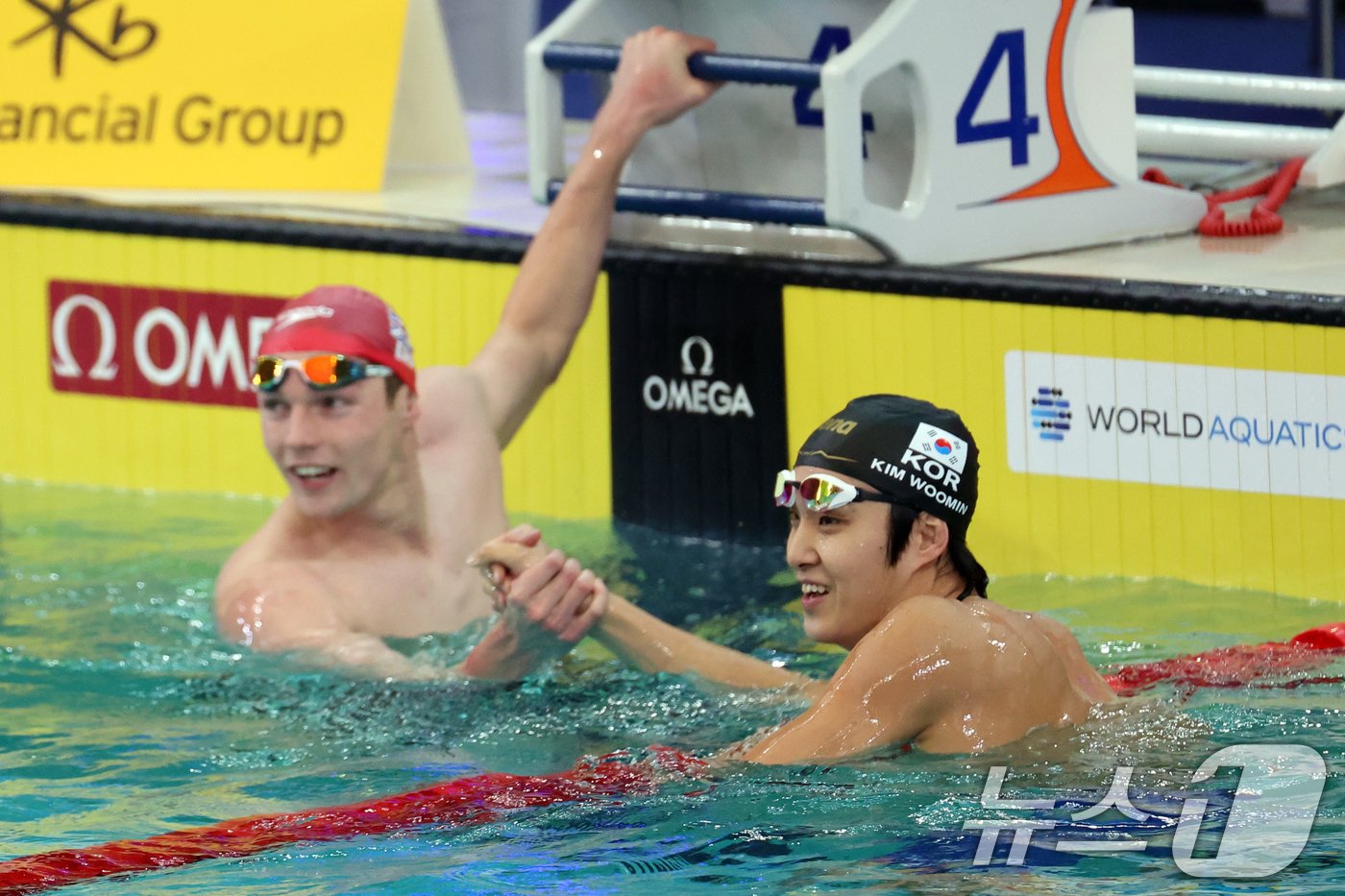 본문 이미지 - 24일 인천 미추홀구 문학박태환수영장에서 열린 '2024 월드아쿠아틱스 경영 월드컵 인천' 남자 자유형 400m 예선에서 대한민국 김우민이 경기를 마치고 영국의 스캇 던컨과 악수를 나누고 있다. 2024.10.24/뉴스1 ⓒ News1 황기선 기자