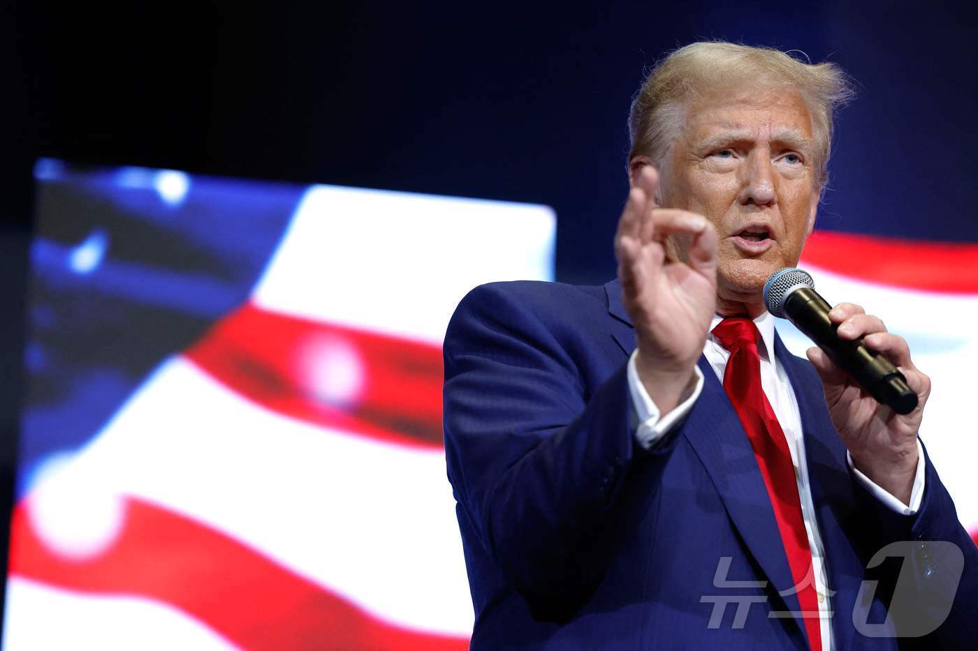 본문 이미지 - 미국 공화당 대통령 후보인 도널드 트럼프 전 대통령이 23일(현지시간) 경합주 조지아주 지블런에서 열린 타운홀 미팅에 참석해 유세를 하고 있다. 2024.10.24 ⓒ AFP=뉴스1 ⓒ News1 우동명 기자