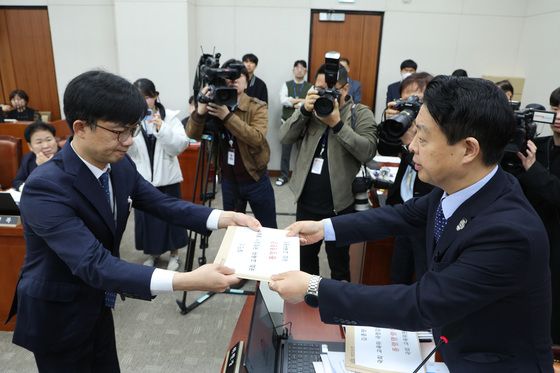 [국감현장] '김건희 논문 대필 의혹' 설민신 교수 두 번째 동행명령장