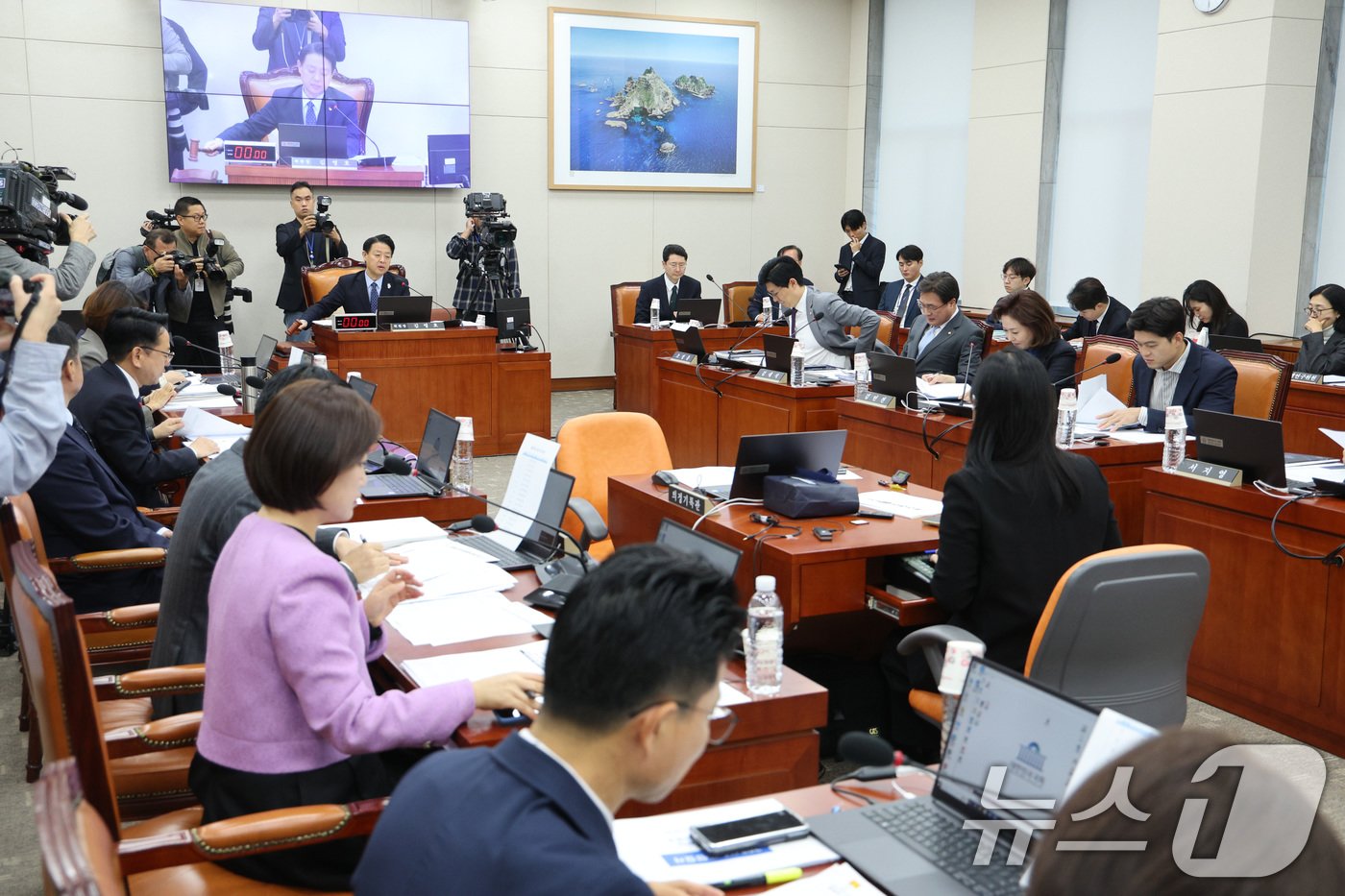본문 이미지 - 김영호 국회 교육위원장이 24일 오전 서울 여의도 국회에서 열린 교육위원회의 교육부 등에 대한 종합국정감사에서 의사봉을 두드리고 있다. 2024.10.24/뉴스1 ⓒ News1 신웅수 기자