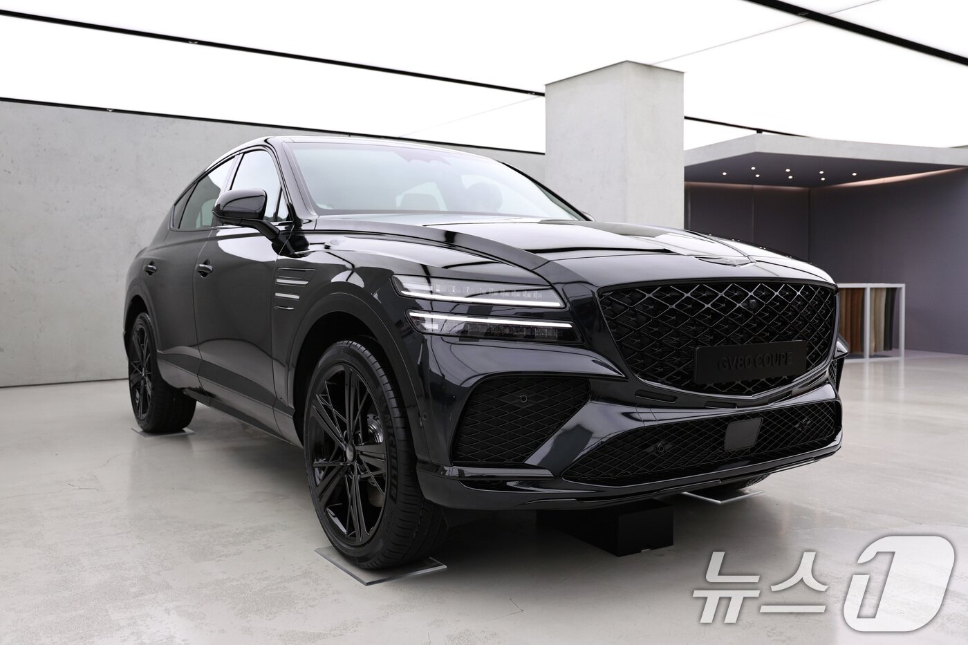본문 이미지 - 2제네시스 GV80 쿠페 블랙이 공개되고 있다. 2024.10.24/뉴스1 ⓒ News1 구윤성 기자