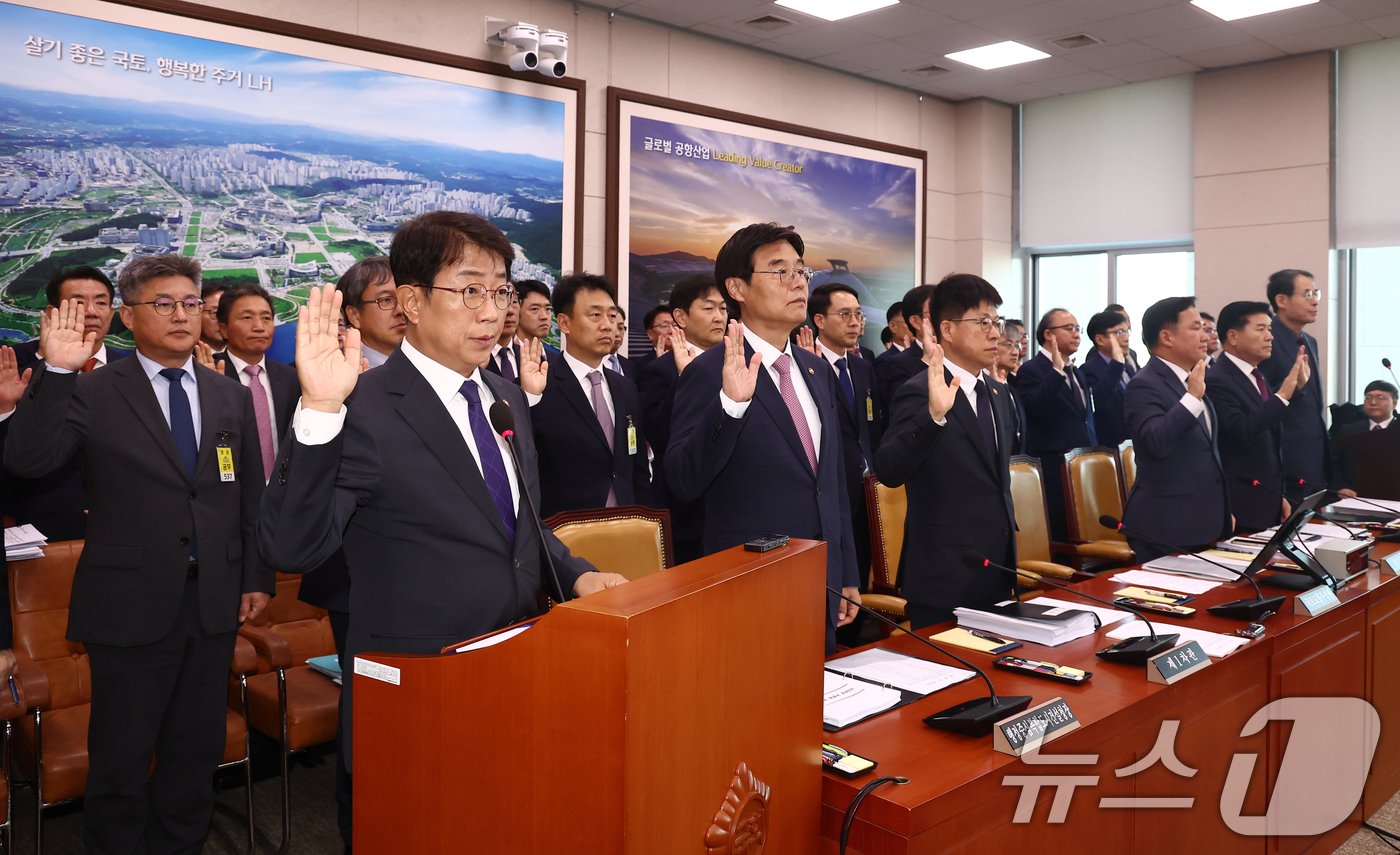 박상우 국토교통부 장관이 24일 오전 서울 여의도 국회 국토교통위원회에서 열린 국토위 등에 대한 종합국정감사에서 증인 선서를 하고 있다. 2024.10.24/뉴스1 ⓒ News1 김민지 기자