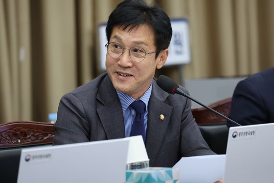 "받아도 될는지" "김영란법 대상 아녜요"…근엄한 국감장에 웃음꽃