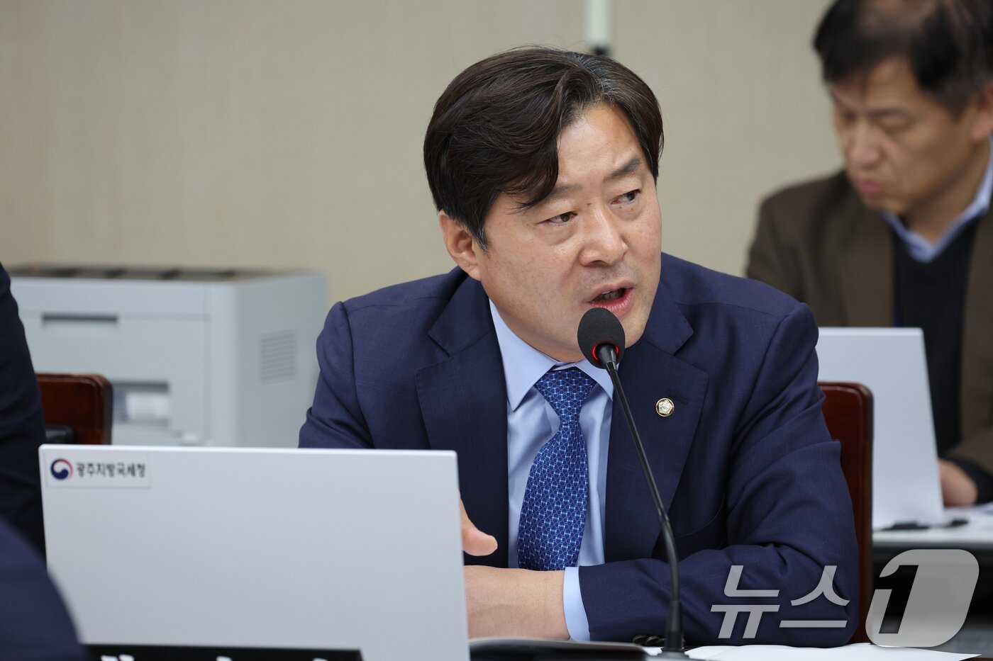 본문 이미지 - 황명선 더불어민주당 의원이 24일 정부광주지방합동청사에서 열린 국회 기획재정위원회 광주지방국세청 국정감사에서 질의하고 있다. 2024.10.24/뉴스1 ⓒ News1 김태성 기자