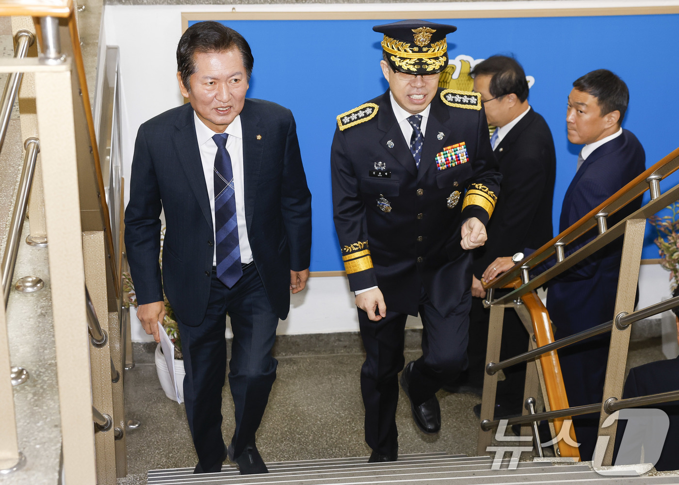 (안양=뉴스1) 국회사진취재단 = 정청래 국회 법제사법위원장이 24일 2024년 국정감사 현장시찰을 위해 경기 안양시 동안구 안양교도소를 방문하고 있다. 2024.10.24/뉴스1 …