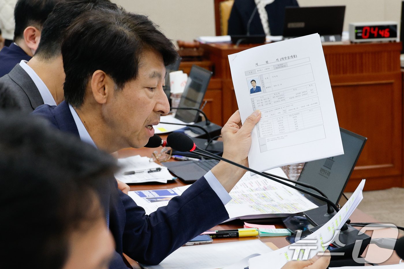 본문 이미지 - 이훈기 더불어민주당 의원이 24일 오전 서울 여의도 국회 과학기술정보방송통신위원회에서 열린 방송통신위원회 및 소관 감사대상기관 전체 종합 국정감사에서 한국방송공사(KBS) 차기 사장 최종 후보자로 선정된 박장범 앵커의 지원서를 들고 질의하고 있다. 2024.10.24/뉴스1 ⓒ News1 안은나 기자