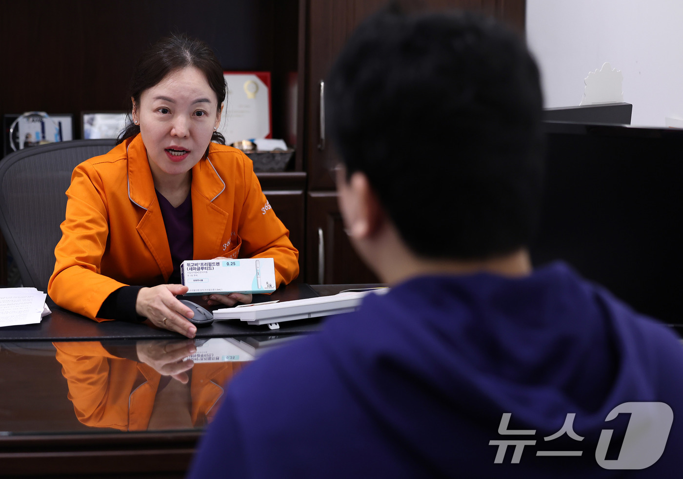 (서울=뉴스1) 박지혜 기자 = 24일 서울 강남구 365mc의원 강남본점에서 김정은 대표원장이 비만 치료제 ‘위고비’ 상담을 하고 있다.위고비는 인슐린 분비를 촉진하고 소화 속도 …