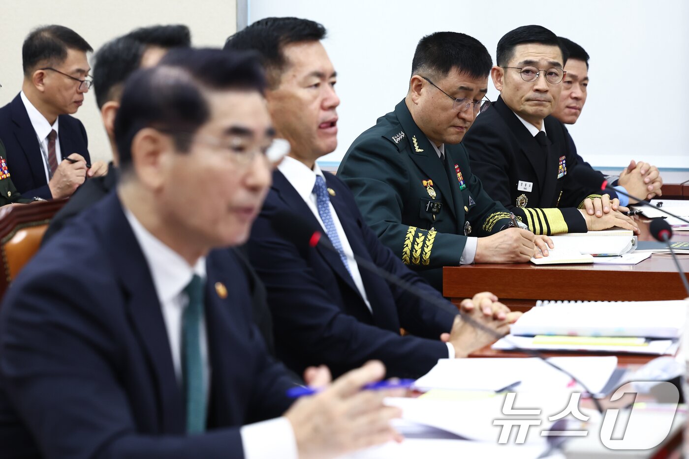 본문 이미지 - 박안수 육군참모총장(왼쪽에서 3번째)  2024년 10월 24일 서울 여의도 국회 국방위원회에서 열린 국방부 등에 대한 종합국정감사에서 김용현 국방부 장관의 발언을 듣고 듣고 있다. 2024.10.24/뉴스1 ⓒ News1 김민지 기자
