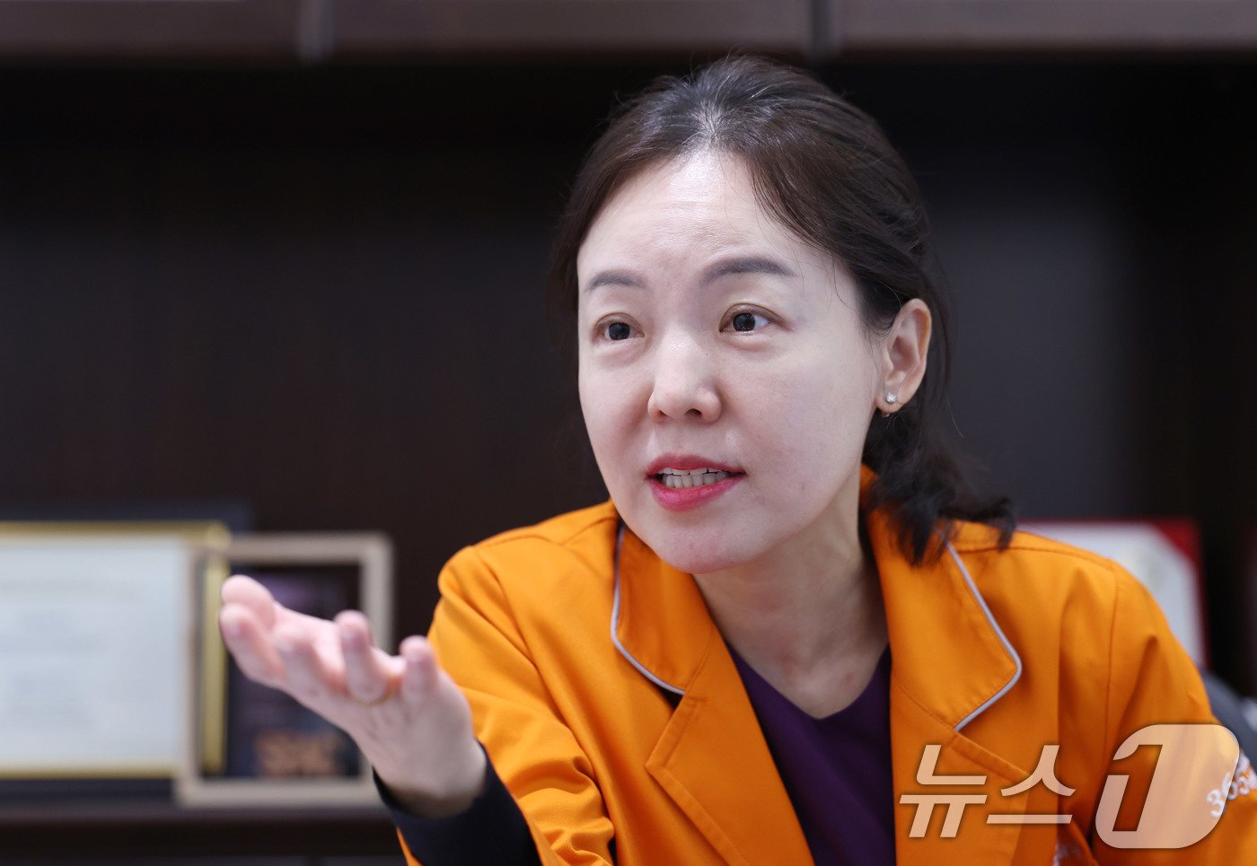 본문 이미지 - 김정은 365mc의원 강남본점 대표원장이 24일 서울 강남구 365mc의원 강남본점에서 비만 치료제 ‘위고비’ 상담을 하고 있다. 2024.10.24/뉴스1 ⓒ News1 박지혜 기자