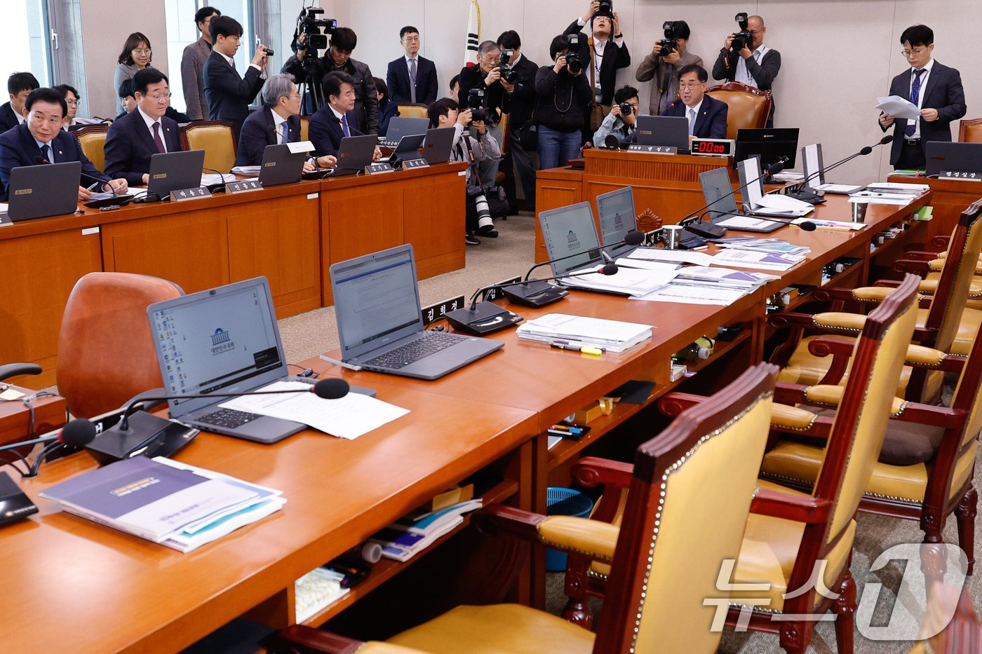 본문 이미지 - 맹성규 국회 국토교통위원회 위원장이 24일 오전 서울 여의도 국회에서 열린 국토교통부·행정중심복합도시건설청·새만금개발청 종합 국정감사 도중 전체회의를 열고 대통령 관저 불법 증축 의혹과 관련, 김태영 21그램 대표, 이재선 원탑종합건축 대표, 전해갑 아원고택 대표에 대한 동행명령장 발부를 의결하고 있다. 국민의힘 의원들은 이에 반발해 퇴장해 자리가 비어있다. 2024.10.24/뉴스1 ⓒ News1 안은나 기자