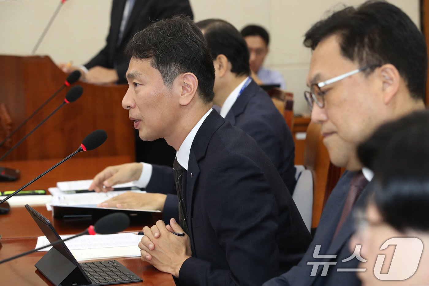 본문 이미지 - 이복현 금융감독원장이 24일 오전 서울 여의도 국회에서 열린 정무위원회의 금융위원회와 금융감독원에 대한 종합 국정감사에서 의원 질의에 답하고 있다. 2024.10.24/뉴스1 ⓒ News1 이광호 기자