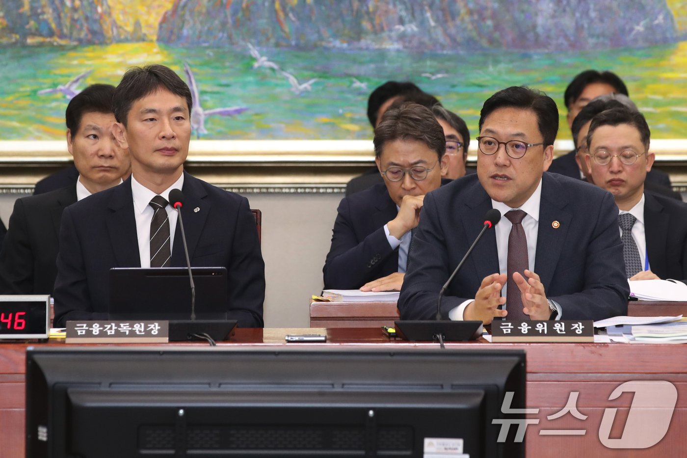 본문 이미지 - 김병환 금융위원장이 24일 오전 서울 여의도 국회에서 열린 정무위원회의 금융위원회와 금융감독원에 대한 종합 국정감사에서 의원 질의에 답하고 있다. 2024.10.24/뉴스1 ⓒ News1 이광호 기자