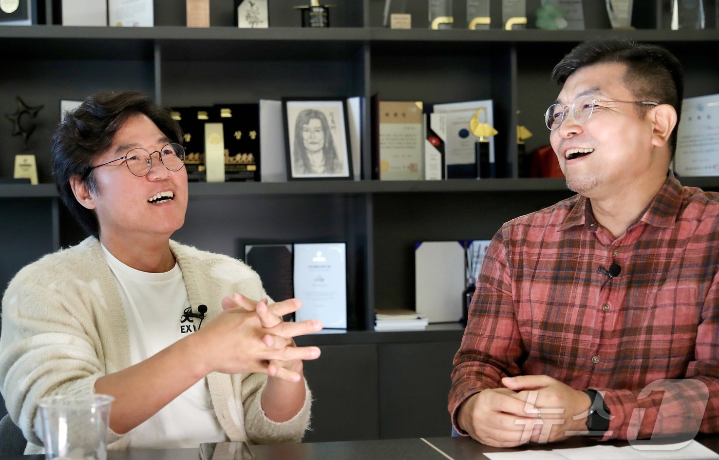 본문 이미지 - 나영석 PD(왼쪽)와 정덕현 대중문화평론가 / 뉴스1 ⓒ News1 권현진 기자