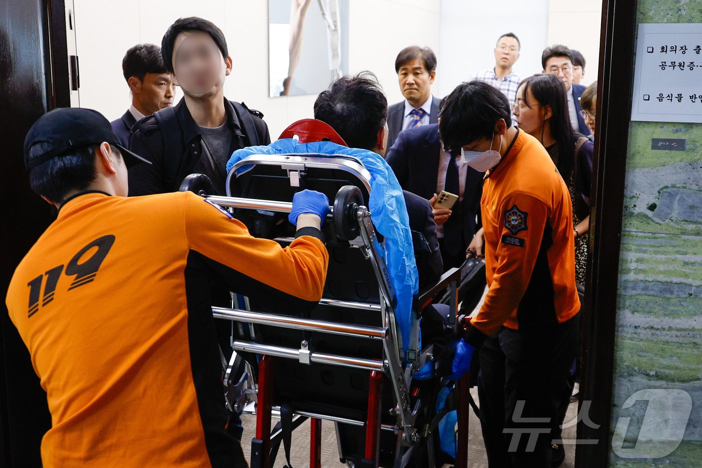 본문 이미지 - 24일 서울 여의도 국회 과학기술정보방송통신위원회에서 열린 방송통신위원회 및 소관 감사대상기관 전체 종합 국정감사 도중 방송문화진흥회 직원 한 명이 땀을 흘리며 기절하는 사고가 발생해 의료진이 응급조치 후 이송하고 있다. 2024.10.24/뉴스1 ⓒ News1 안은나 기자