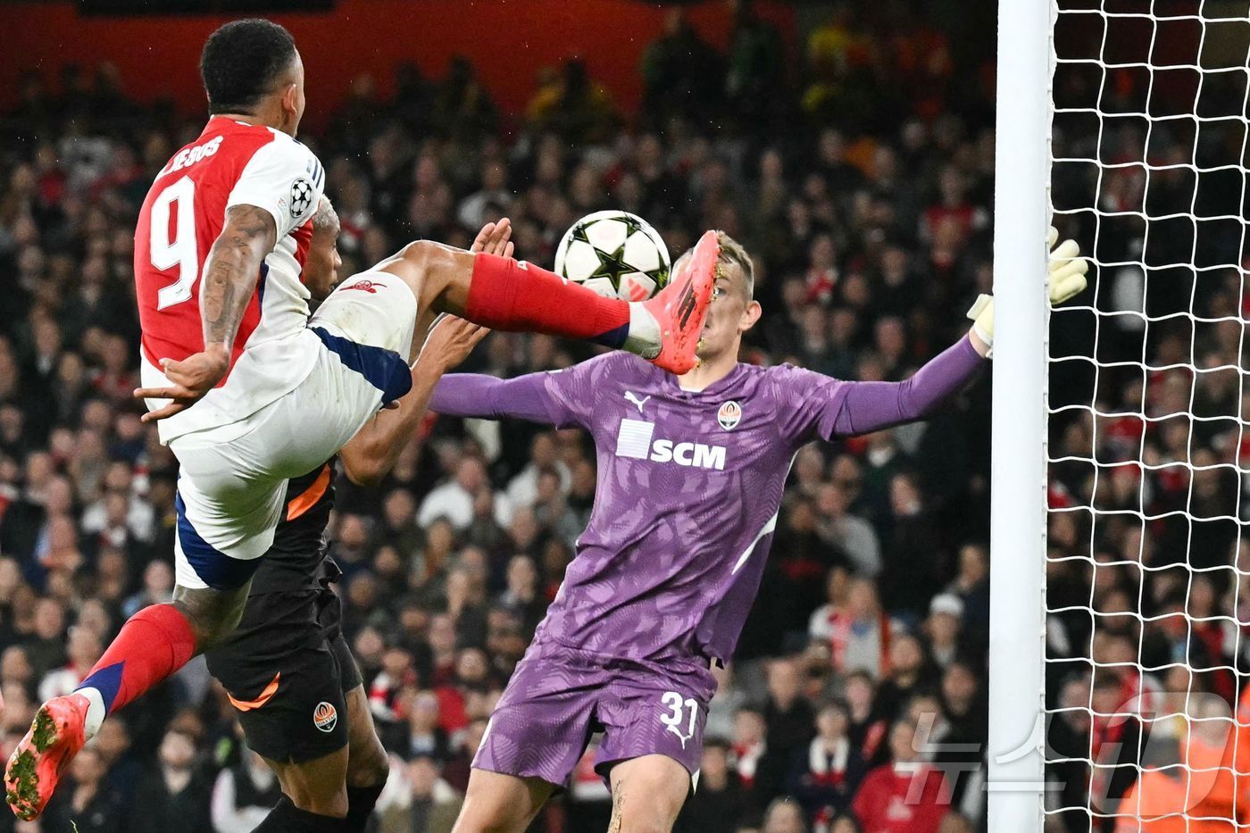 본문 이미지 - 아스널은 2024-25 UEFA 챔피언스리그(UCL) 리그 페이즈 3차전까지 2승1무를 기록했으나 9위에 머물러 있다. ⓒ AFP=뉴스1