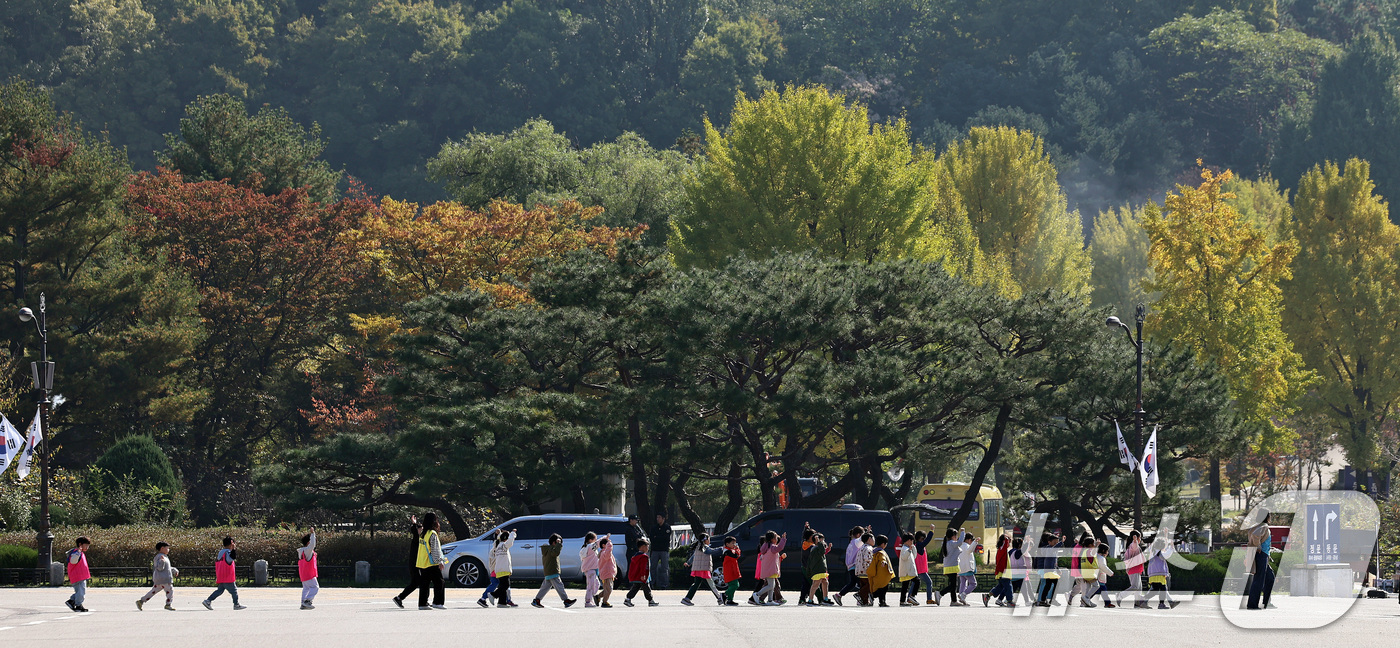 (서울=뉴스1) 구윤성 기자 = 24일 서울 동작구 국립서울현충원에서 소풍 나온 어린이들이 나들이를 즐기고 있다. 2024.10.24/뉴스1