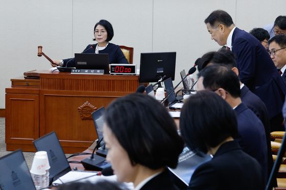 [국감현장] 과방위, 이진숙 '감사요구안' 의결…"정치적 중립 위반"