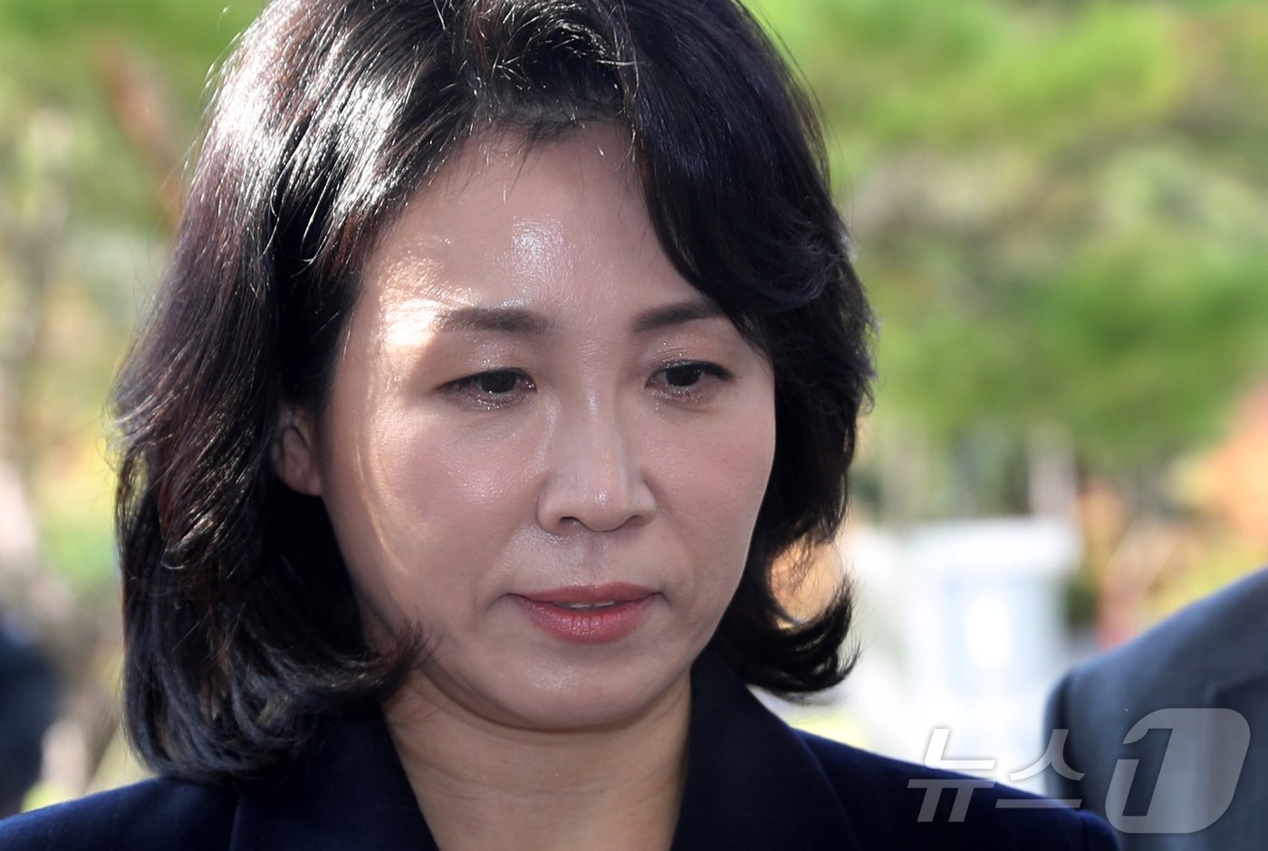 본문 이미지 - 공직선거법 위반 혐의로 불구속 기소된 더불어민주당 이재명 대표의 배우자 김혜경 씨가 24일 오전 경기 수원시 영통구 수원지방법원에서 열린 결심공판에 출석하고 있다. 2024.10.24/뉴스1 ⓒ News1 김영운 기자