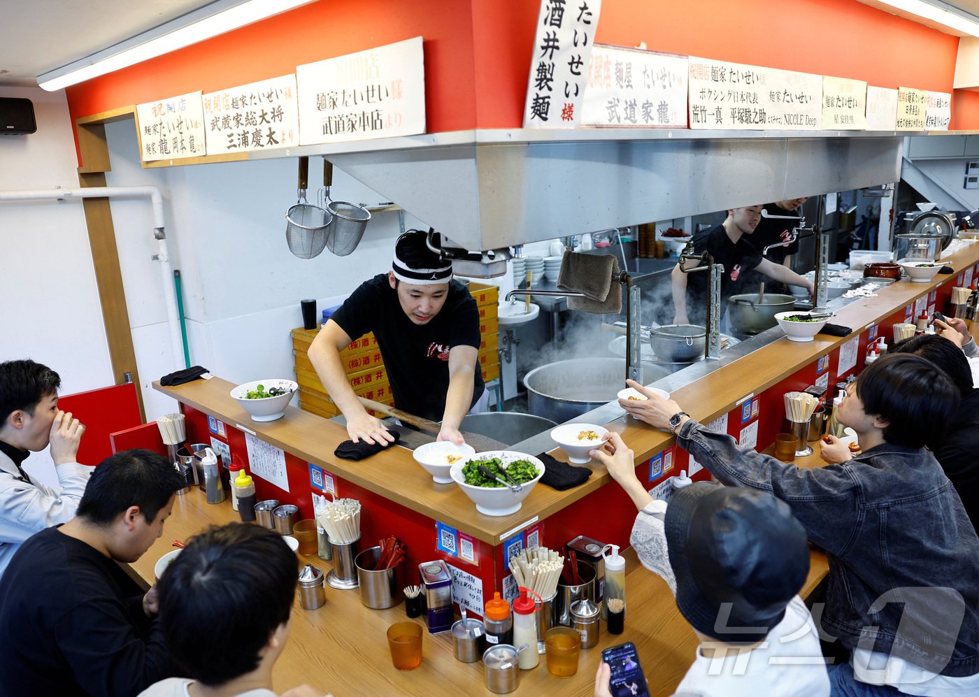 본문 이미지 - 22일 일본 도쿄의 라멘 식당인 '멘야 타이세이'에서 시민들이 라멘을 먹고 있다. 2024.10.22 ⓒ 로이터=뉴스1 ⓒ News1 김지완 기자